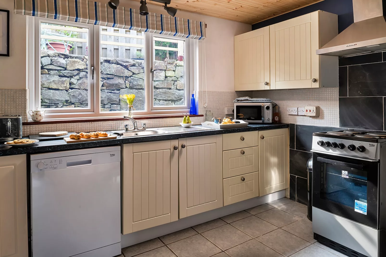 Maes Neuadd-Kitchen