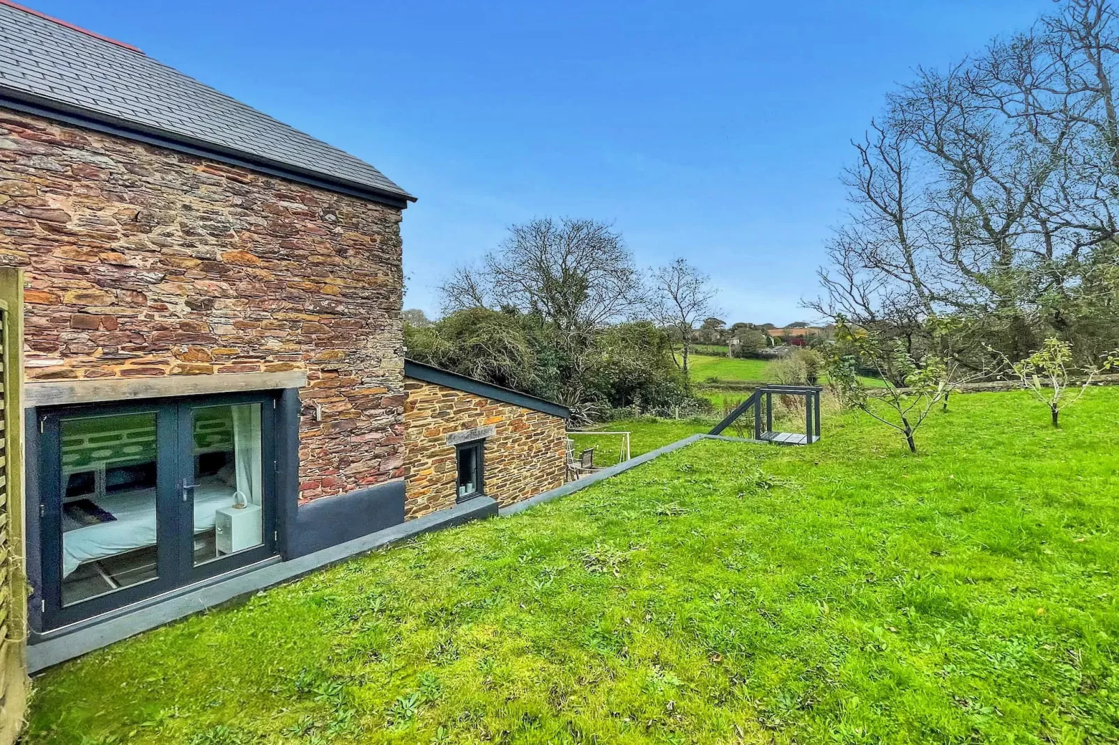 Wiggle Barn, Kingsand-Gardens summer