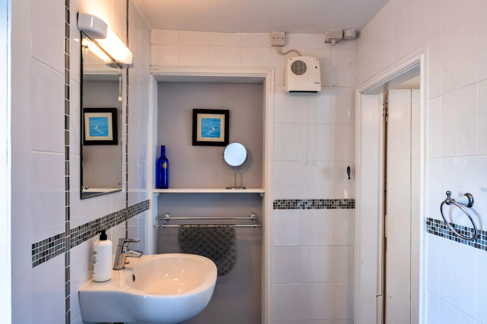Longships-Bathroom