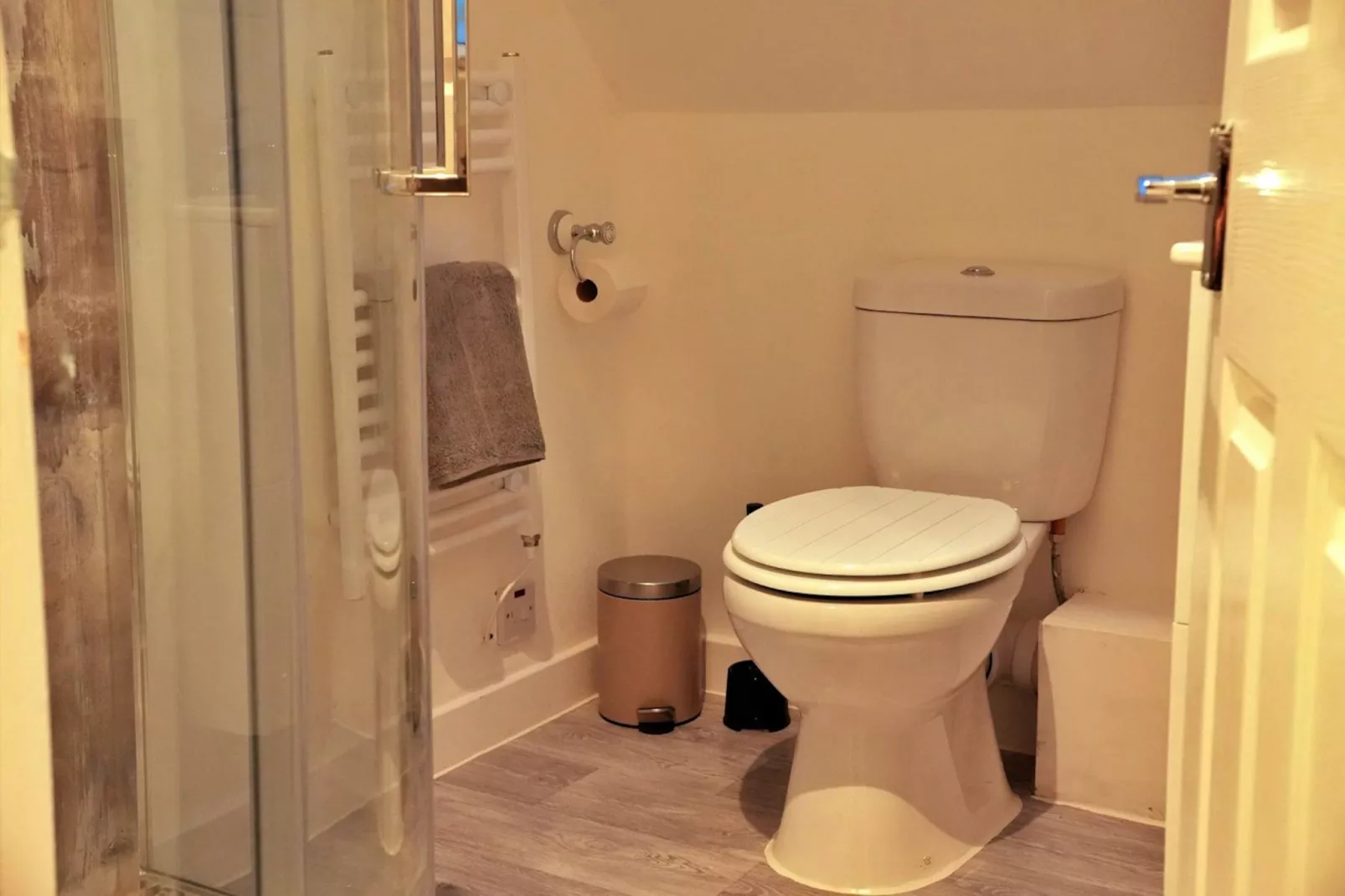 No. 8 Meadow Retreat-Bathroom