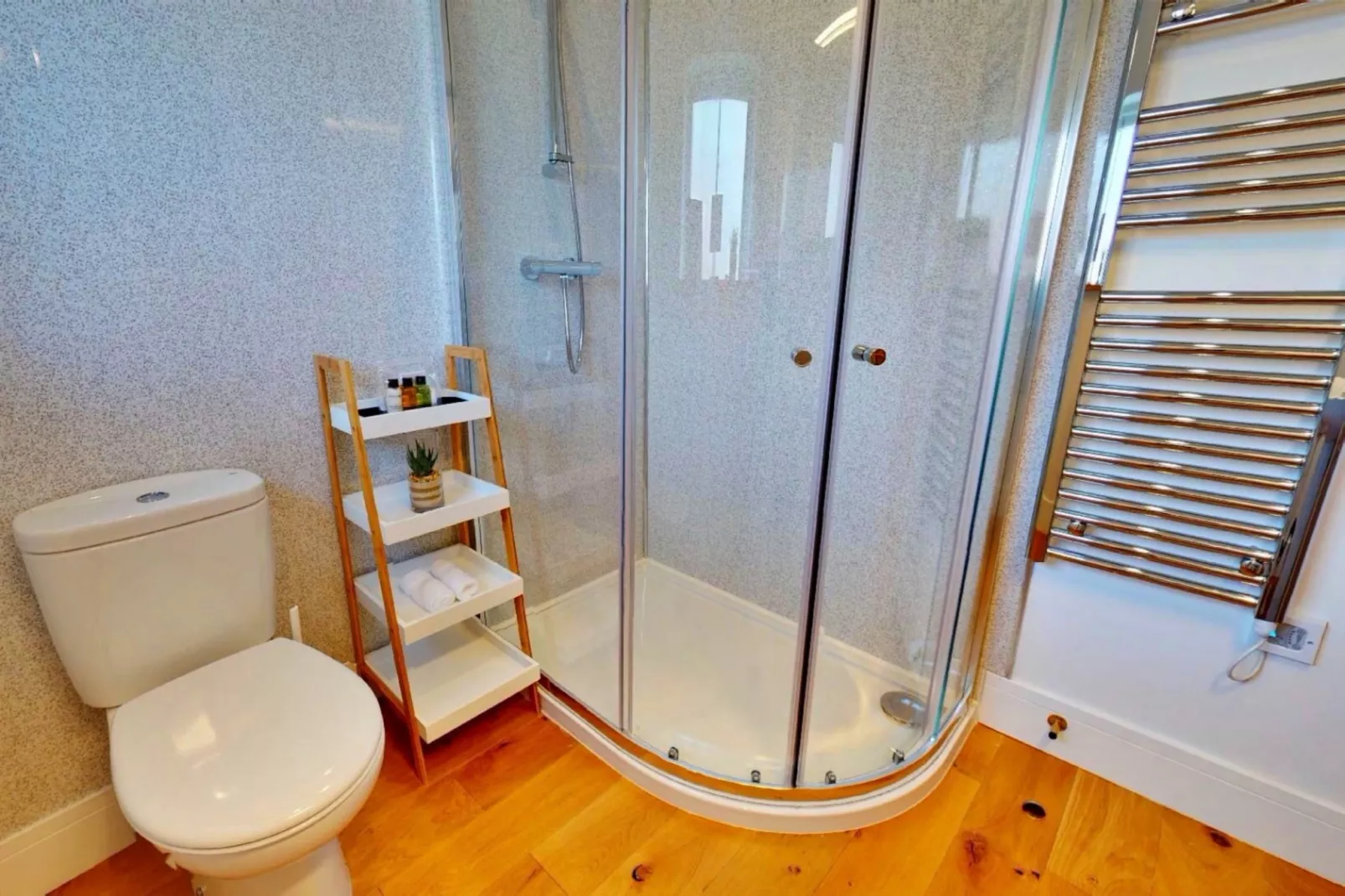 Peak Dale Apartment-Bathroom