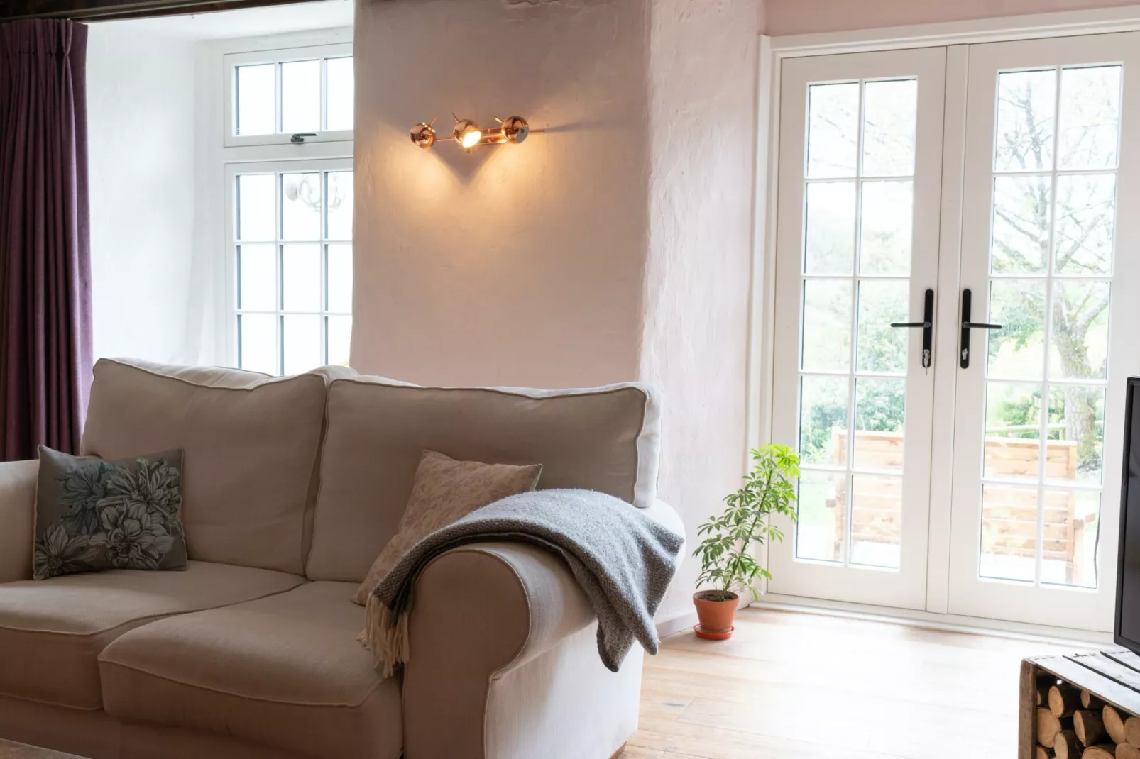 Lower Aylescott Farmhouse-Living room