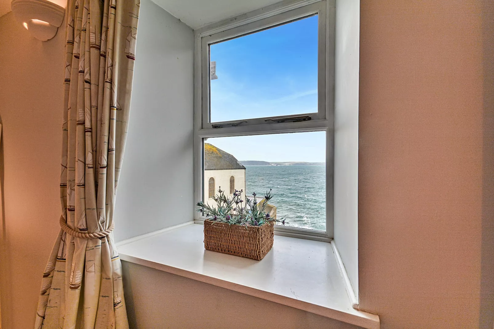 Nor Nour, Cawsand-Extérieur
