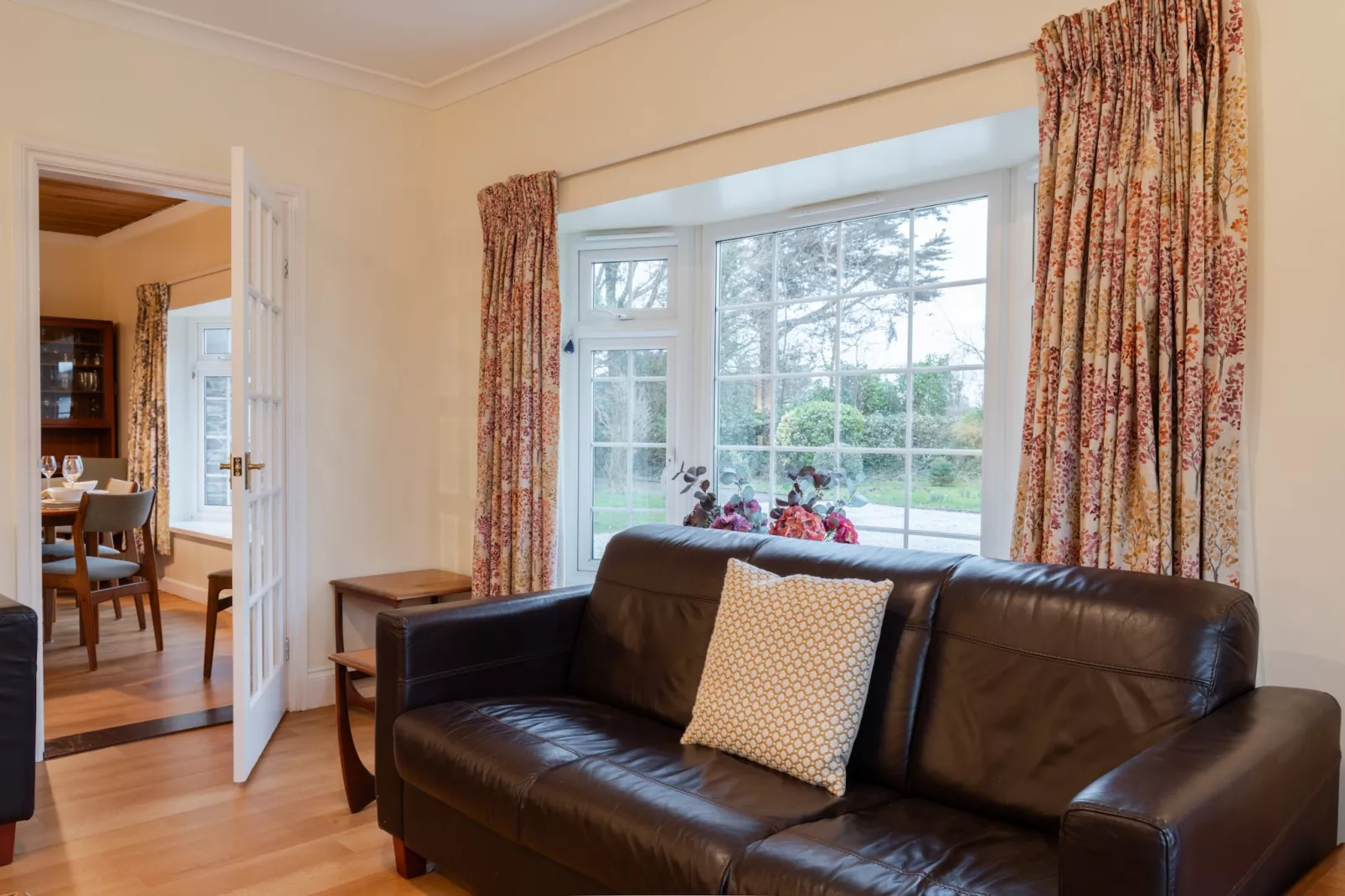 Sunny Nook-Living room