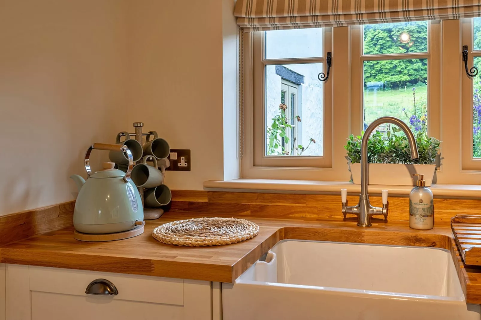 The Thatch at Winterborne Houghton-Kitchen