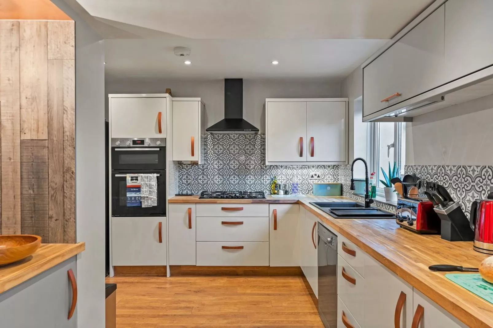The Lamb Park Lookout-Kitchen