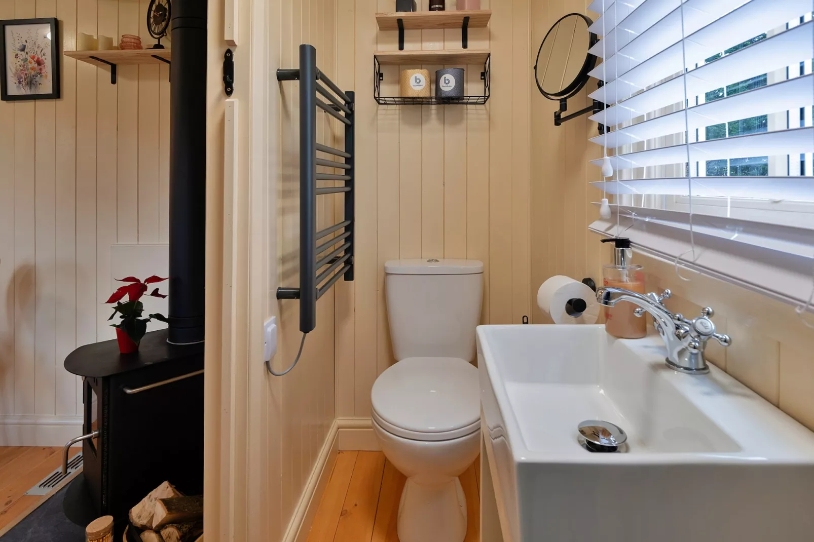 The Flower Hut-Bathroom