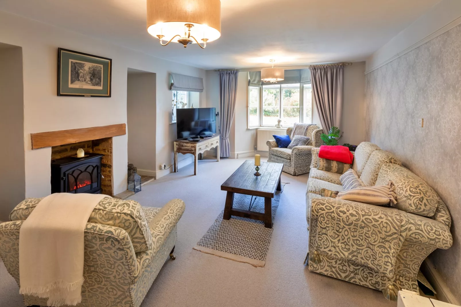 Islip Mill House - Beautiful Riverside Home-Living room