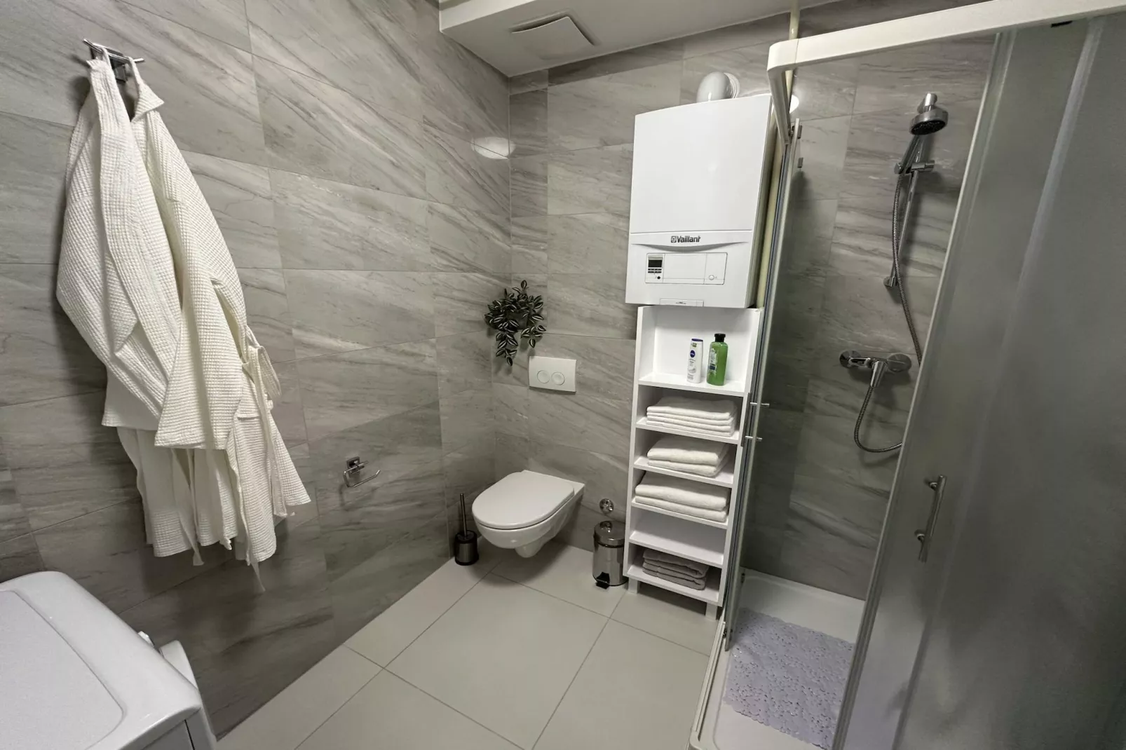 Cozy Retreat in Krapinske Toplice: Comfort and Prime Location with Pivate Parking - One Bedroom Apartment-Bathroom