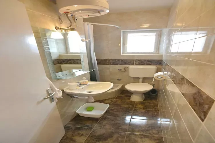 Apartmani Vela Makarska - Two Bedroom Apartment With Balcony-Bathroom