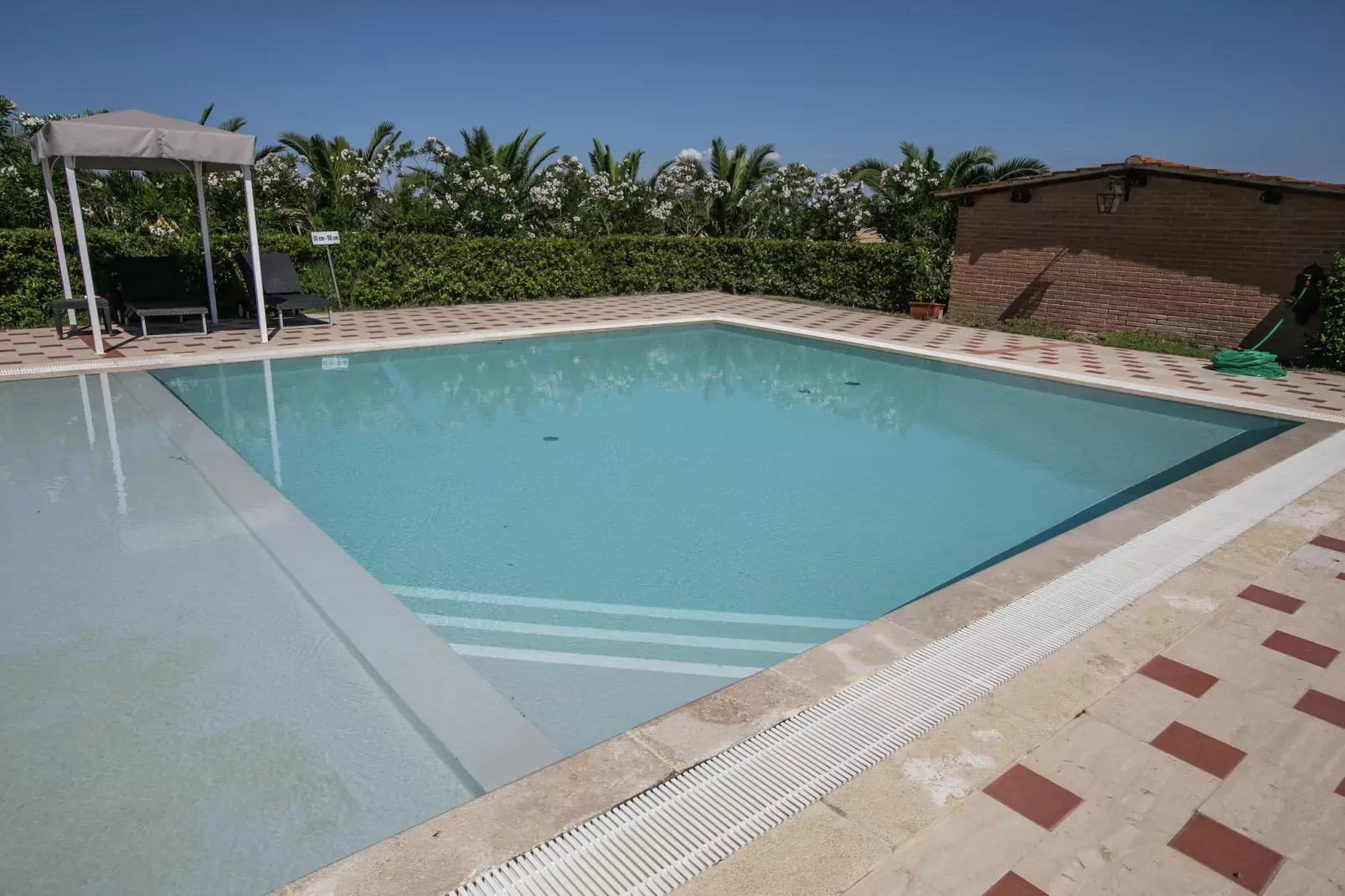 Laurento-Swimming pool