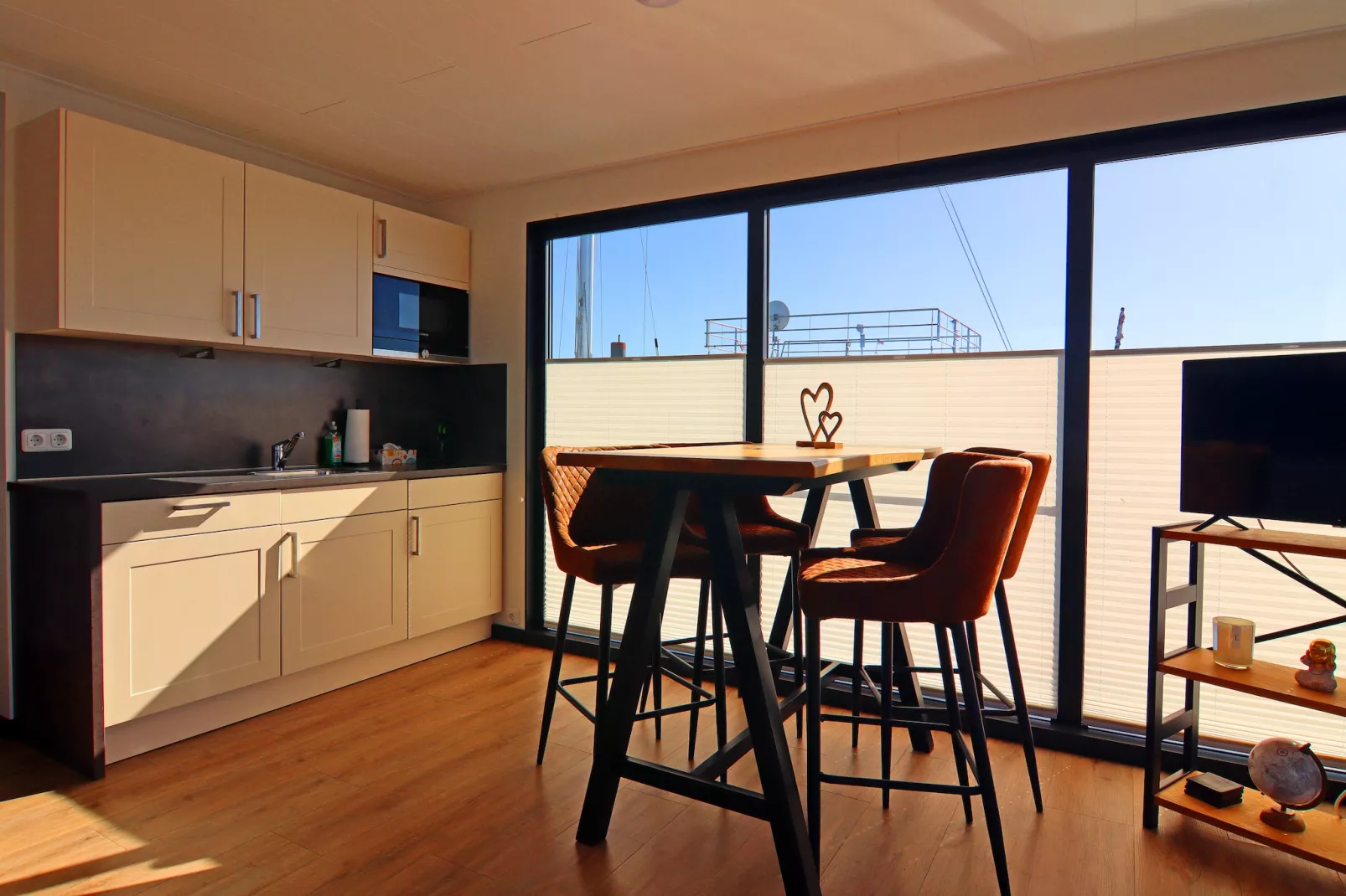 Hausboot Family & Friends mit Hund LP 10 / 1-2 Personen-Kitchen