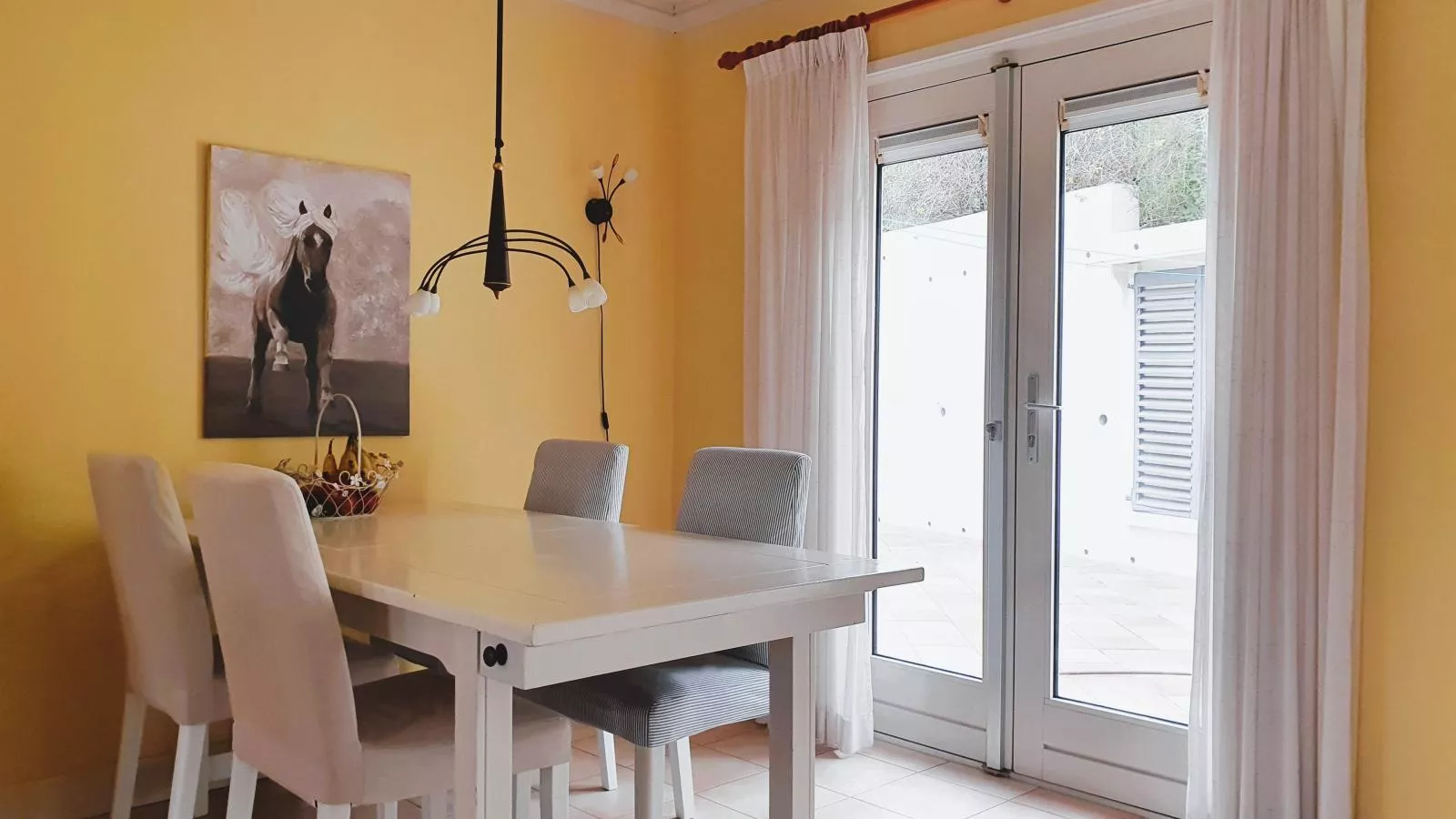Les Hirondelles-Dining room