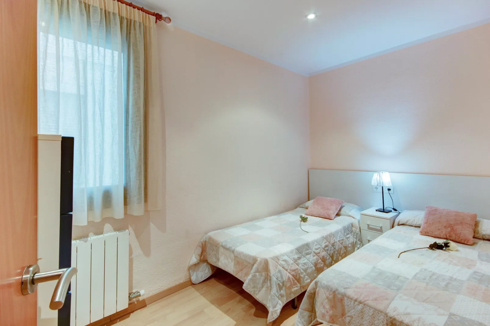 P.C. LLEVANT 3 1 Roses-Bedroom