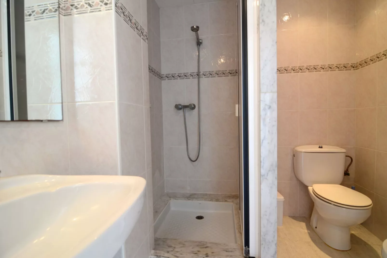 TREPUTXELL 1-1-Bathroom