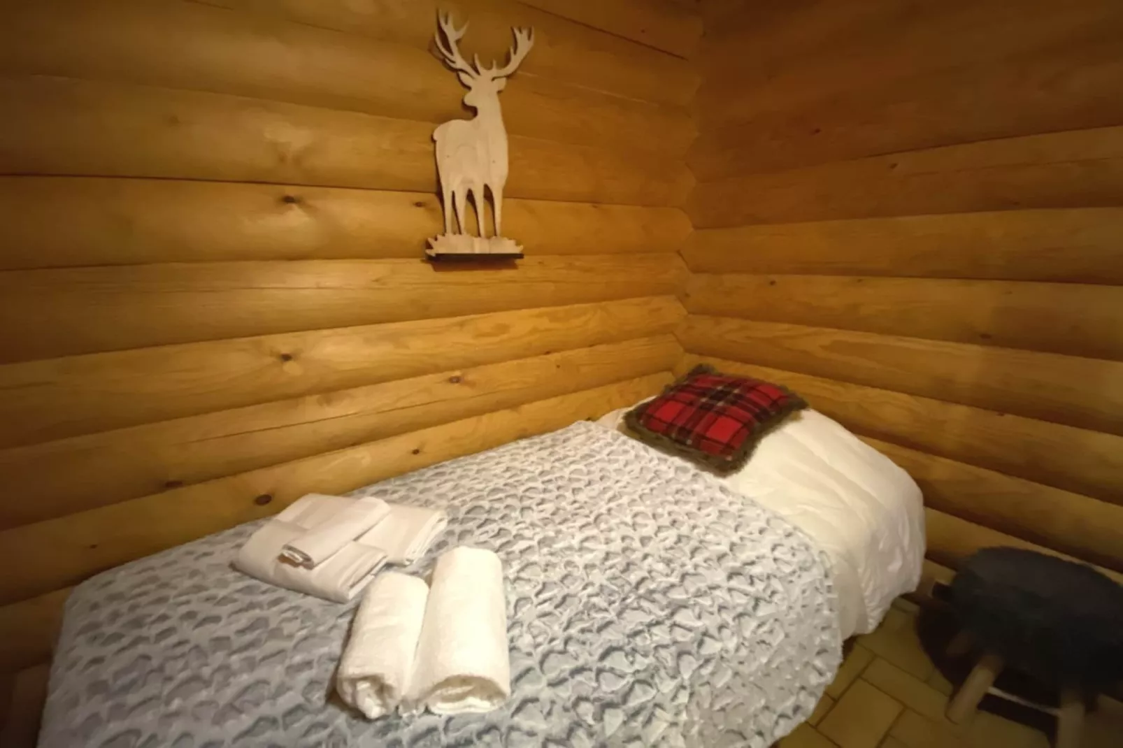 LE GRAND CERF  Chalet en rondins avec SPA Jacuzzi-Schlafzimmer