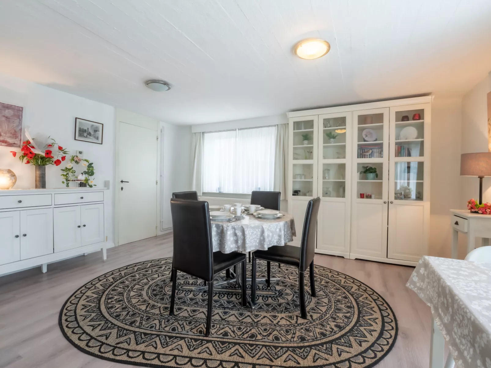 Zeelucht with private garden-Drinnen