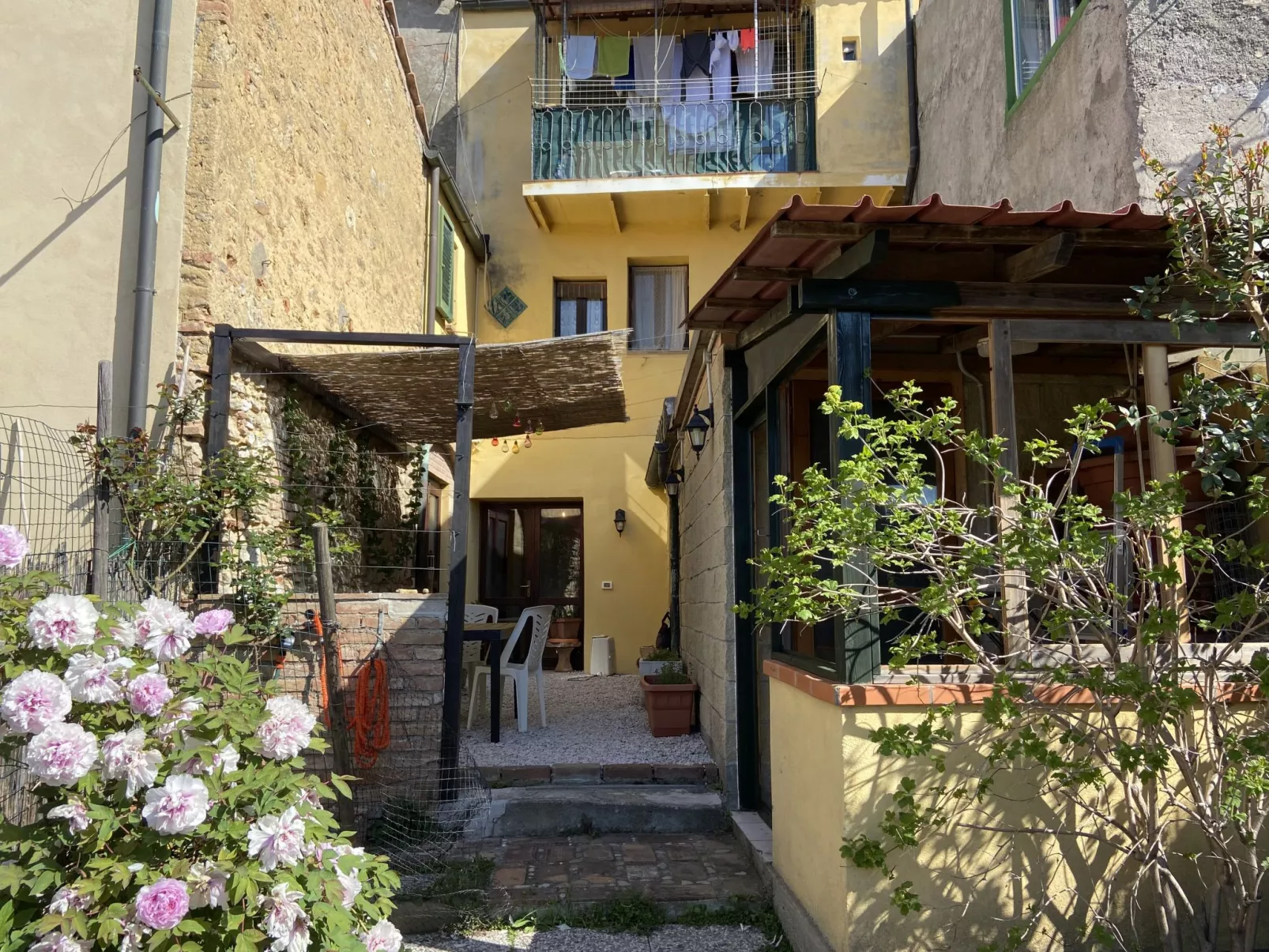 Angolino di Borgo-Outside