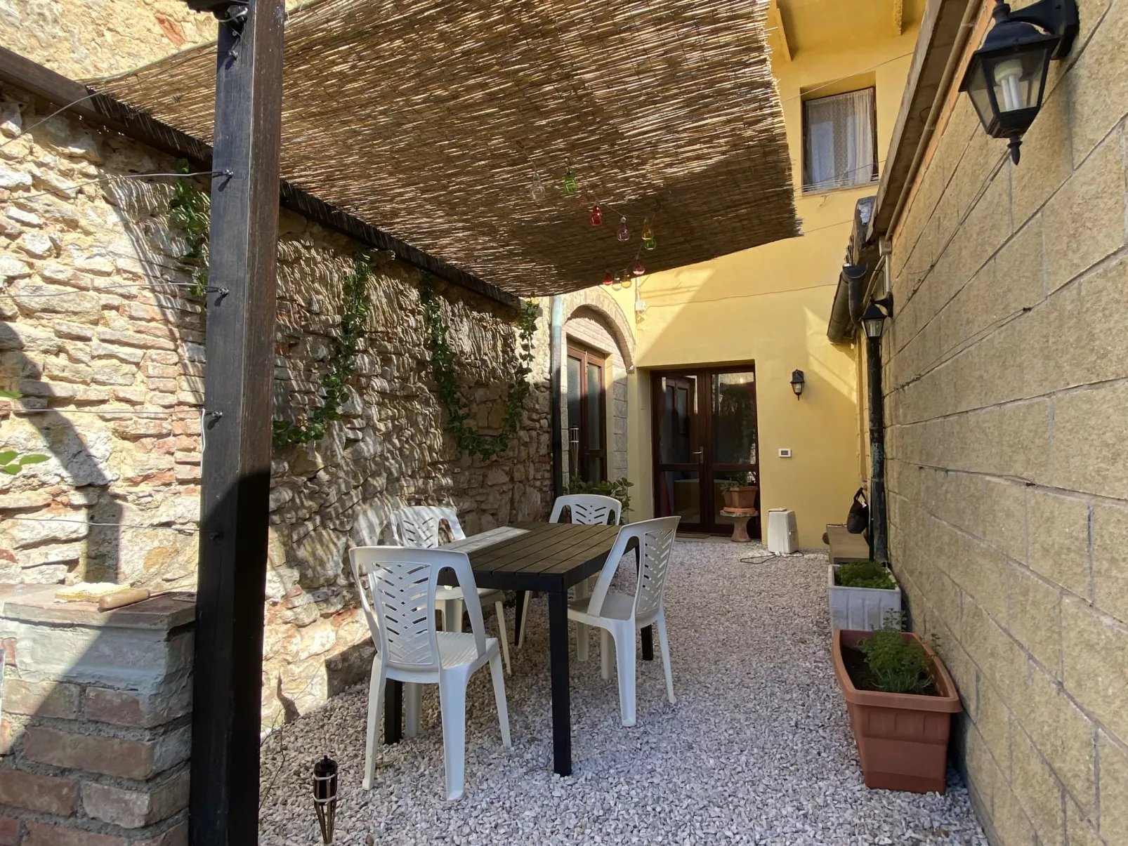 Angolino di Borgo-Outside