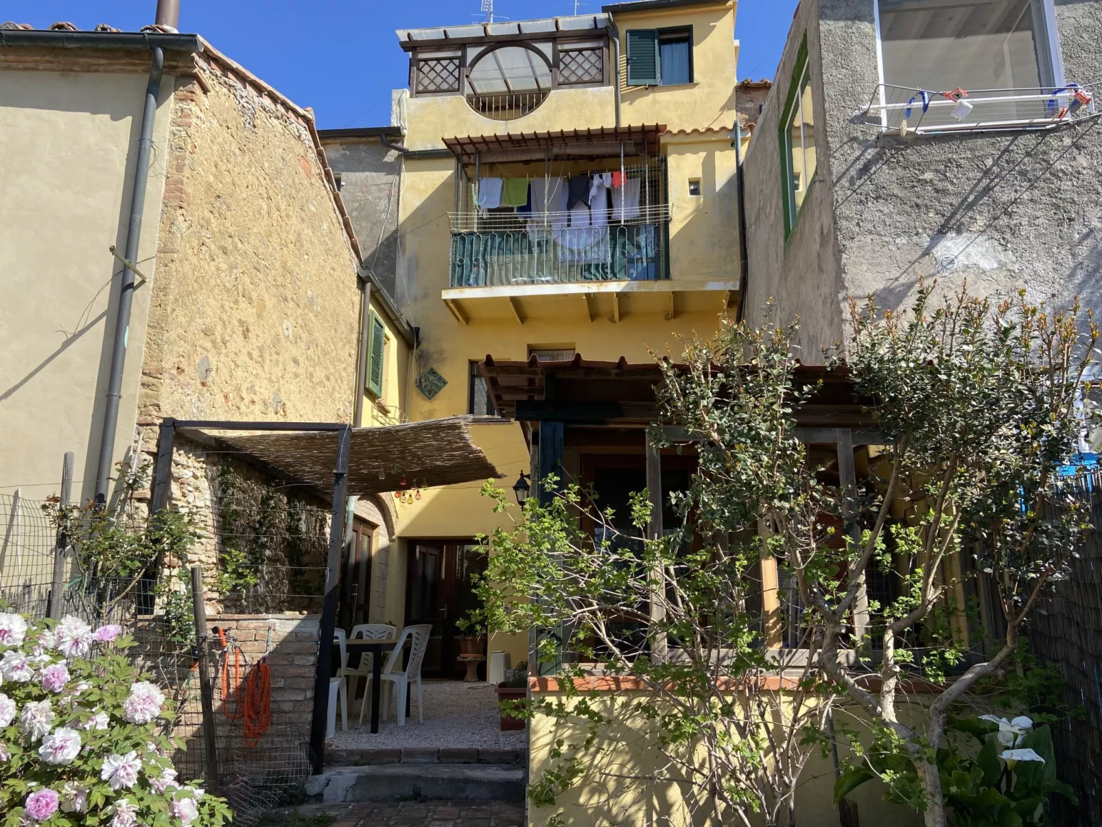 Angolino di Borgo-Outside