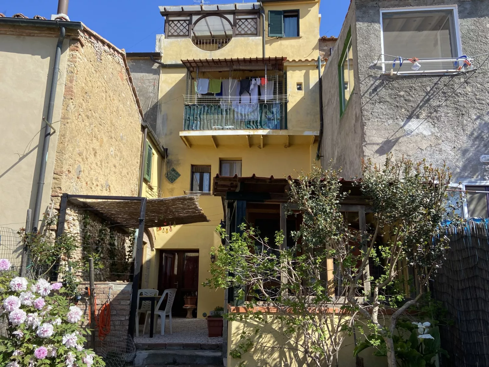 Angolino di Borgo-Outside
