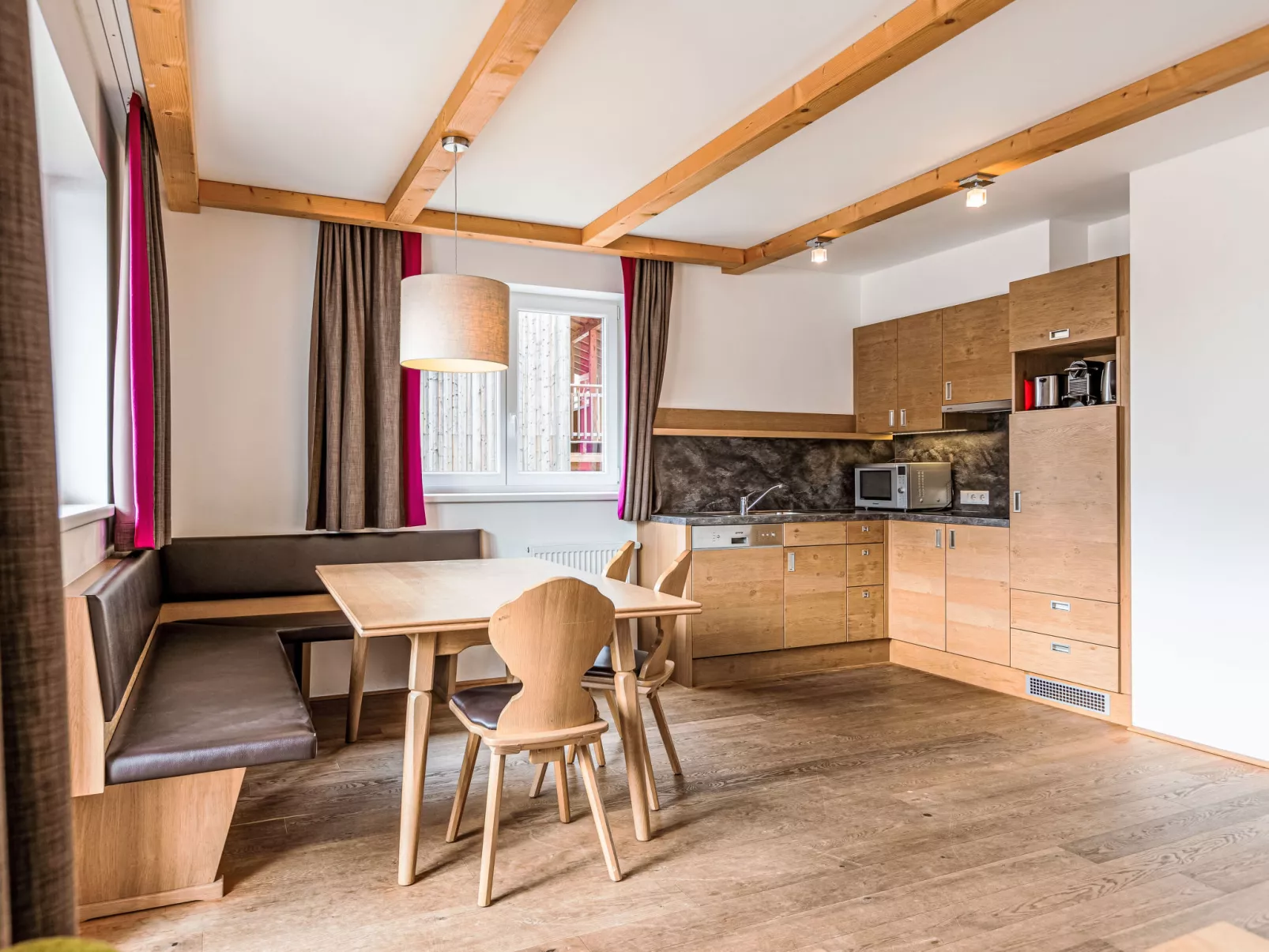 Mit 2 Schlafzimmer-Drinnen