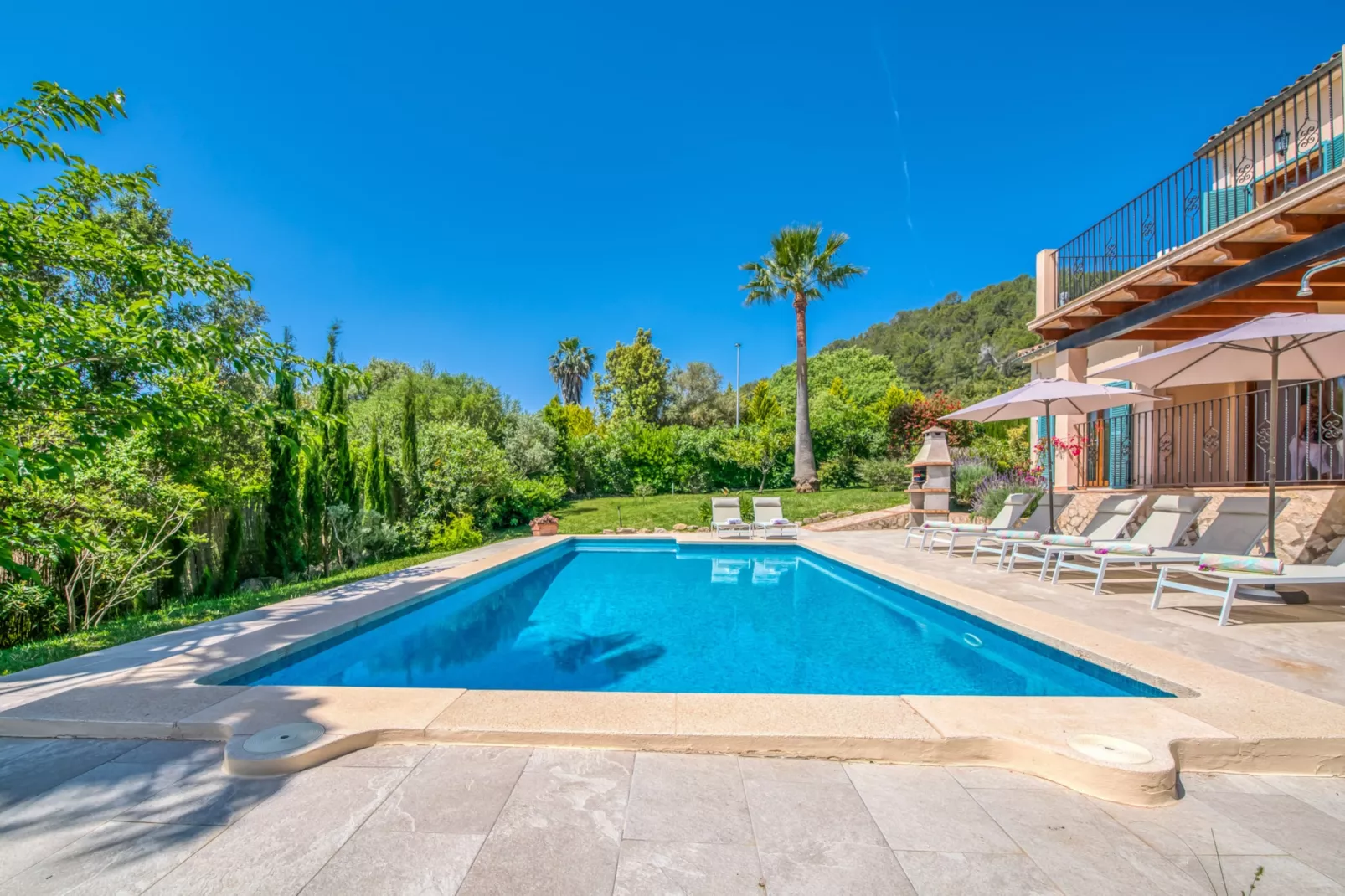 Villa Flores-Areas summer 1km