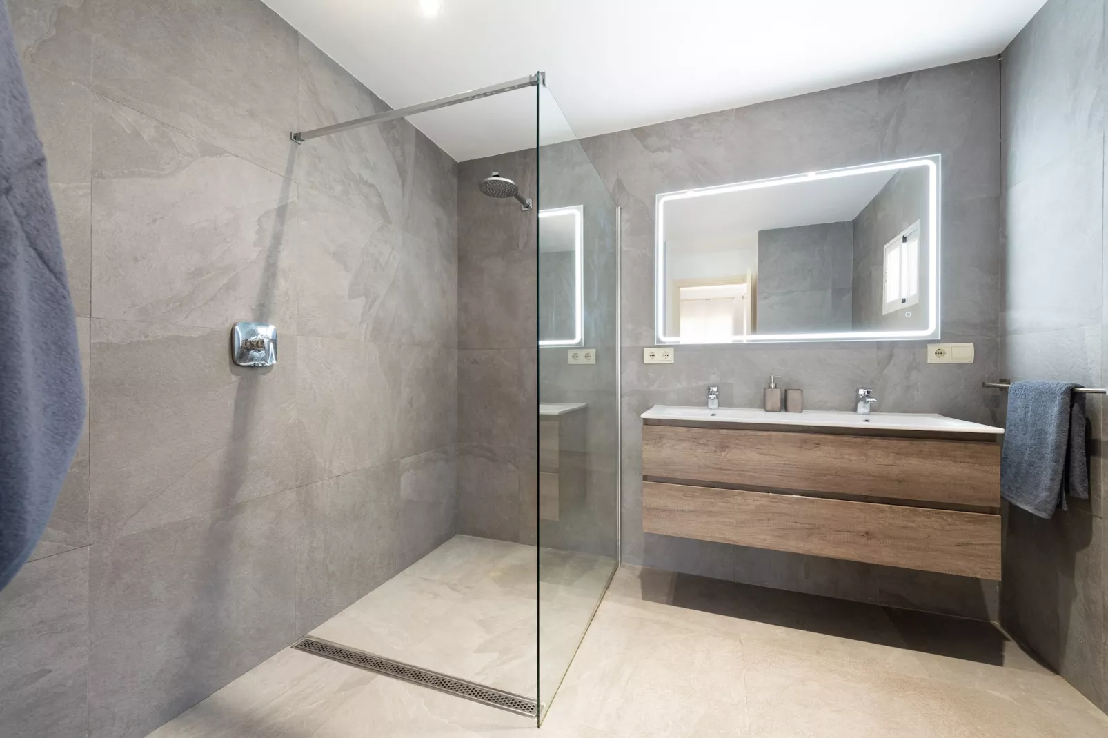 Villa Hilary-Bathroom
