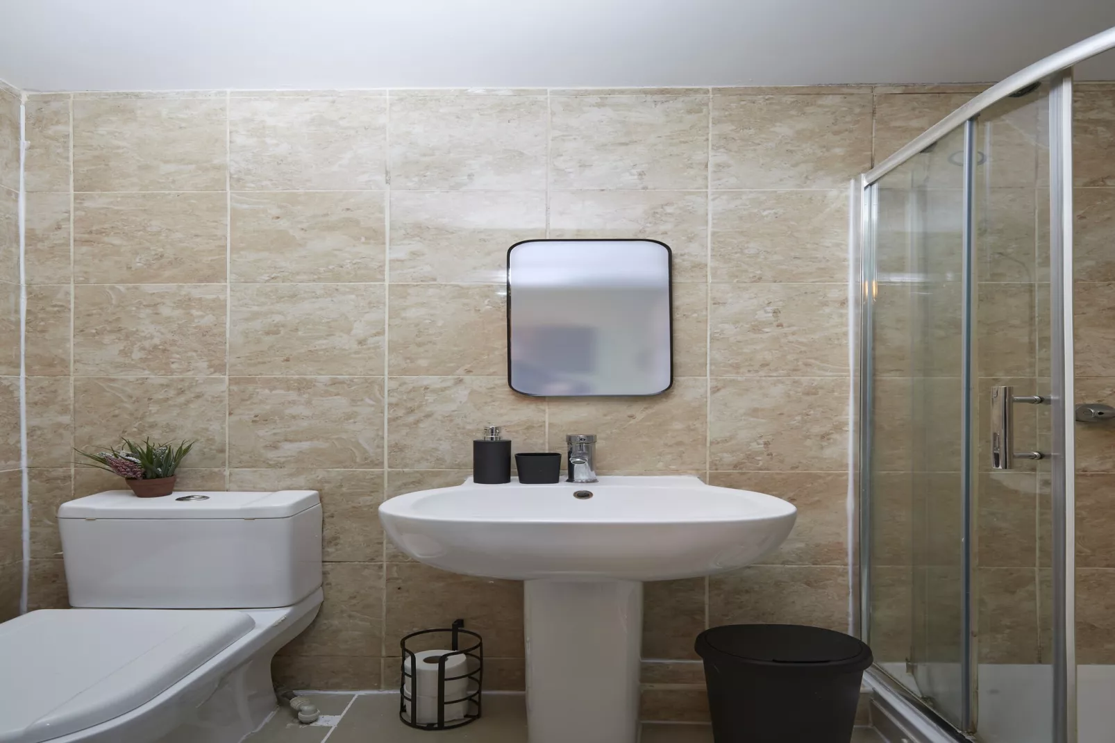 BV Aparthotel Huddersfield Ideal for Business & Leisure Stays-Salle de bain