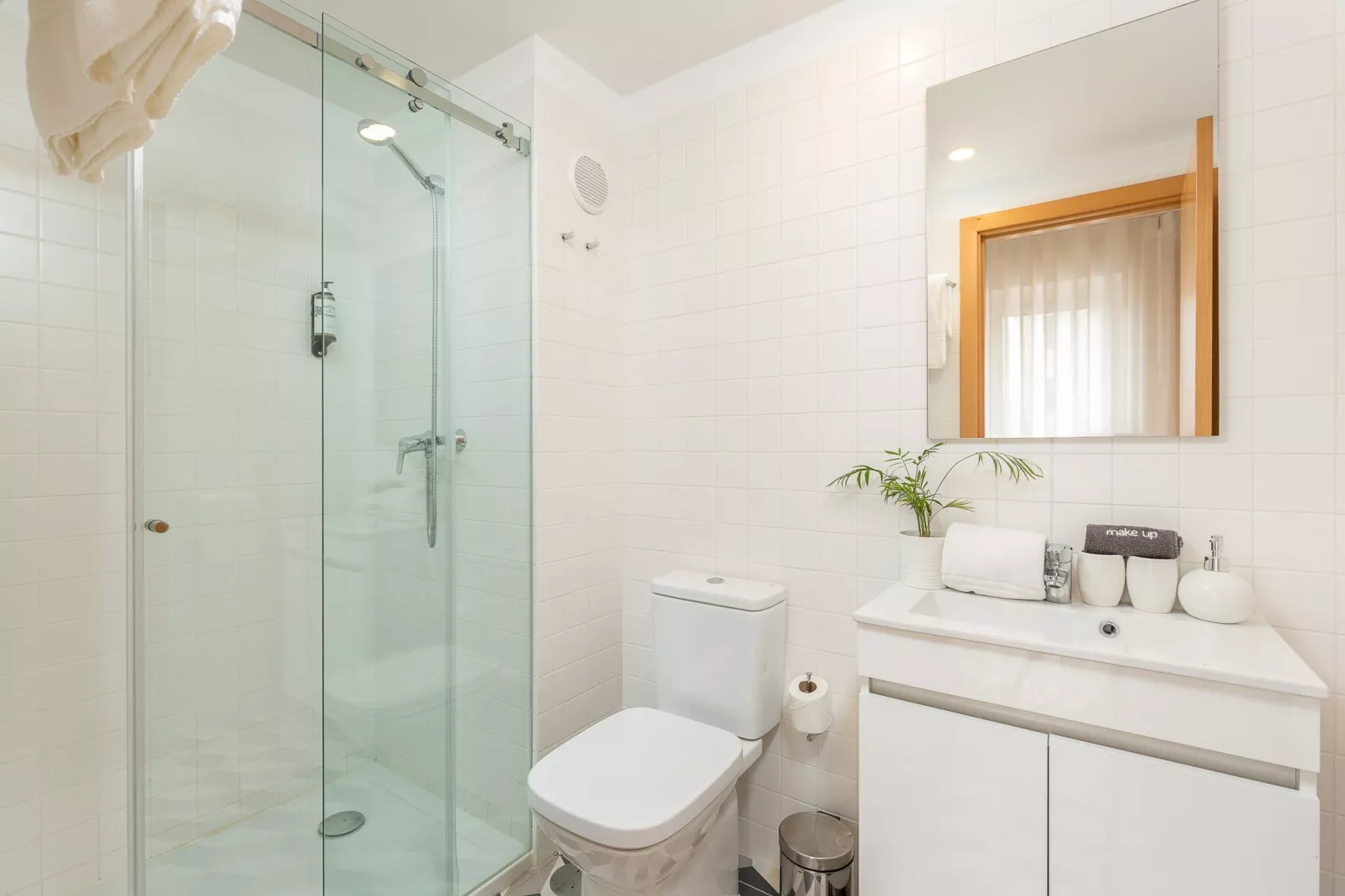 YOUROPO - Cosy 6-Bathroom