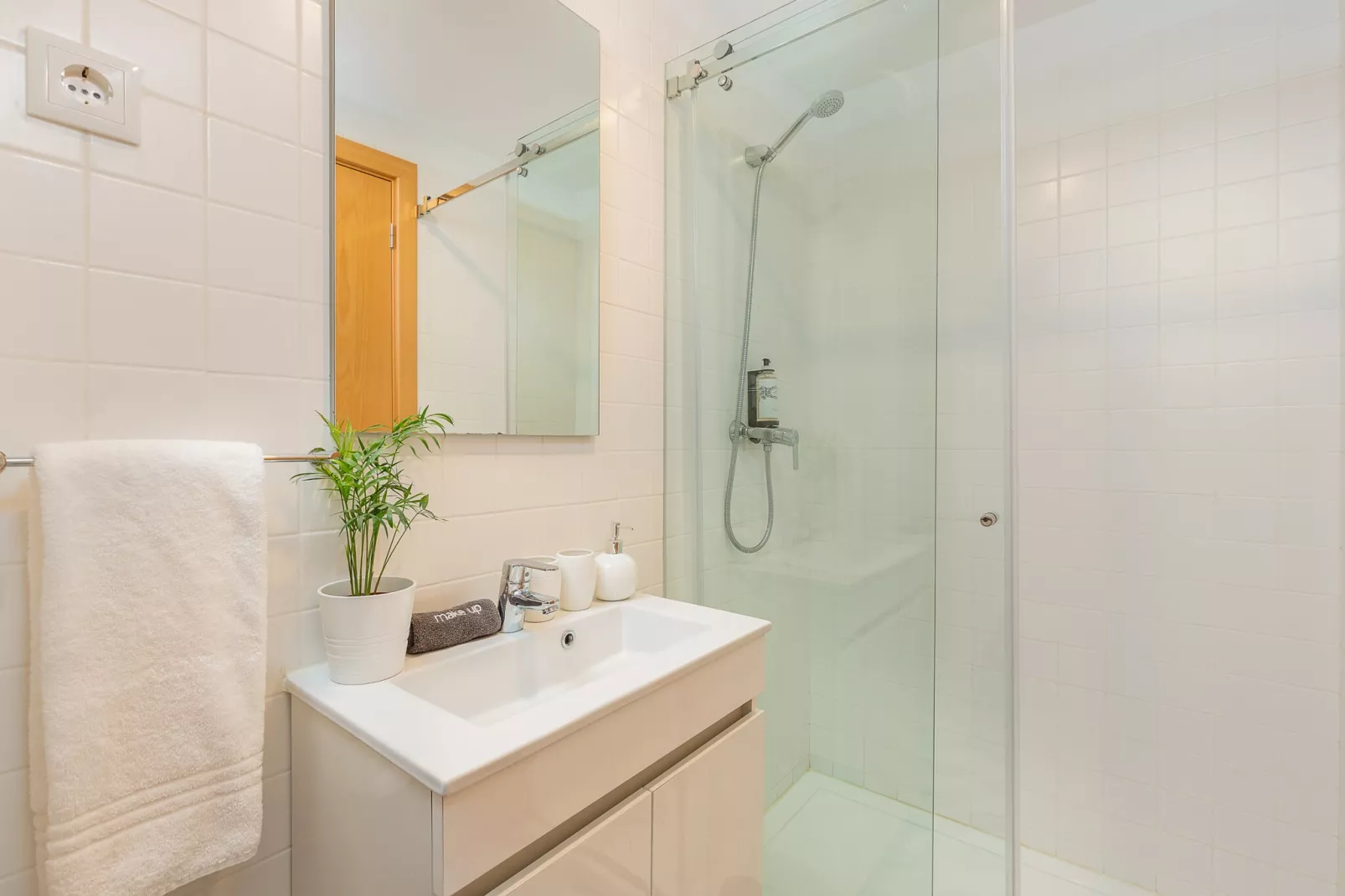 YOUROPO - Cosy 4-Bathroom