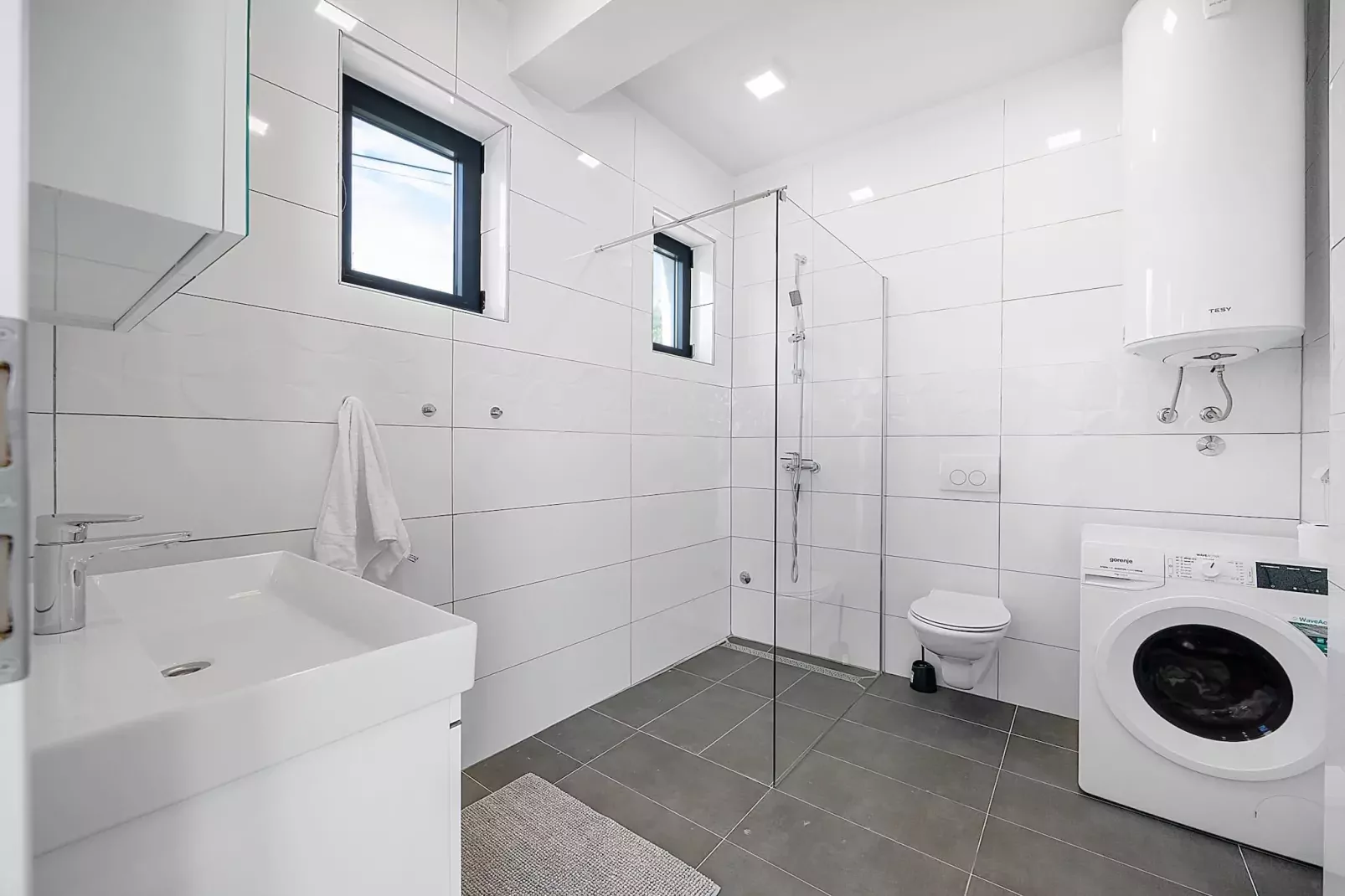 Max - Sea View, One Bedroom Apt with Terrace-Bathroom