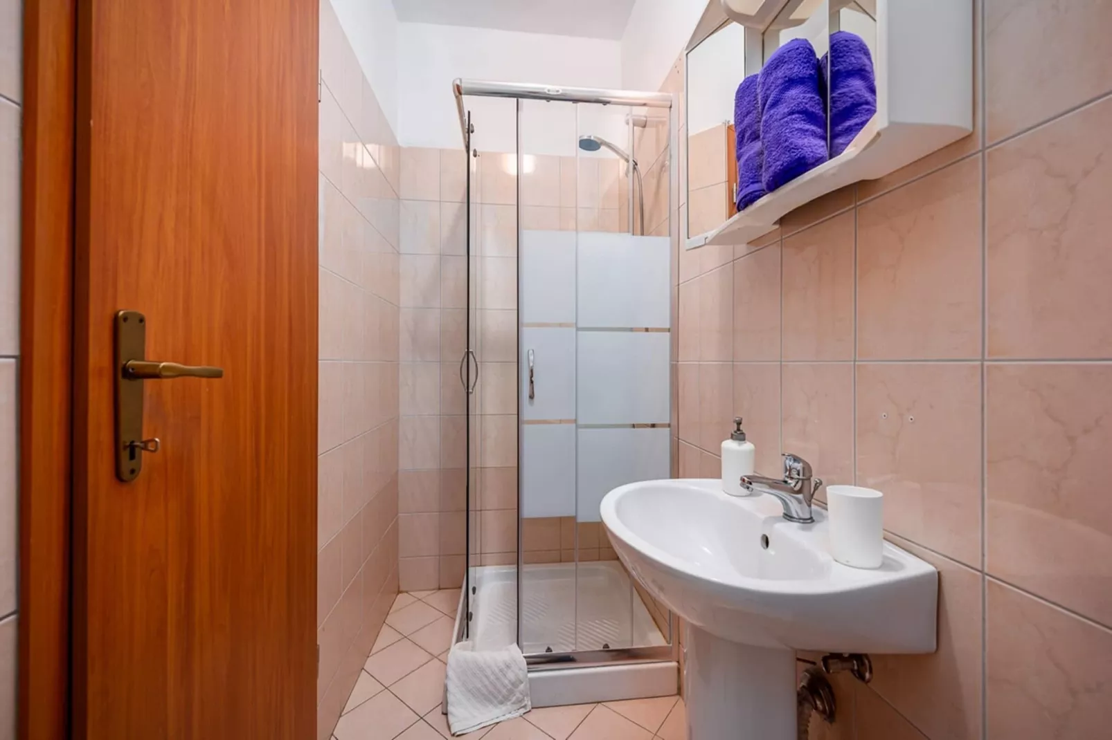 Lara 1 - Shared Pool, Sauna, Jacuzzi-Badezimmer