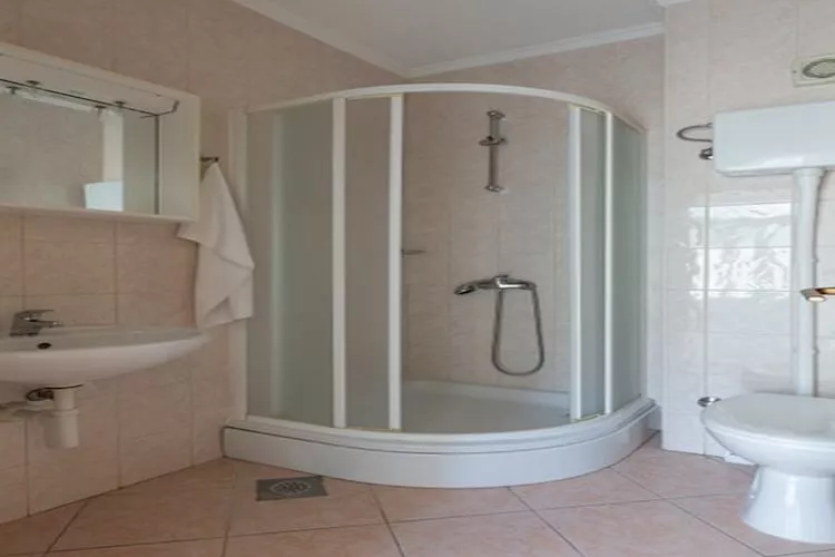 House Rašica - One Bedroom Apartment with Terrace and Sea view (2)-Bathroom
