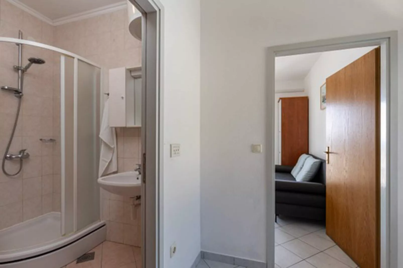 House Rašica - One Bedroom Apartment with Terrace and Sea view (3)-Bathroom