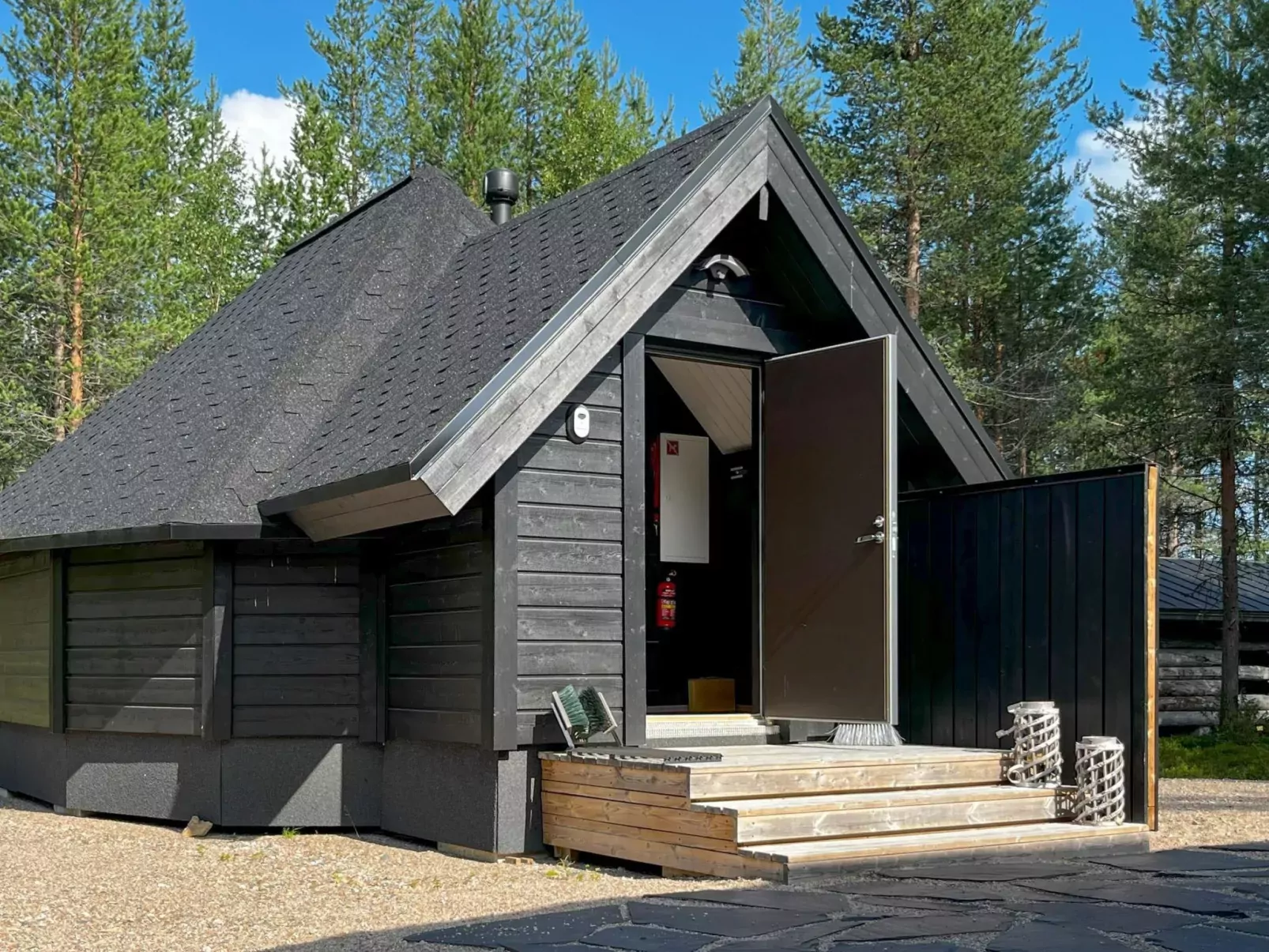 Samruam b aurora cabin-Outside