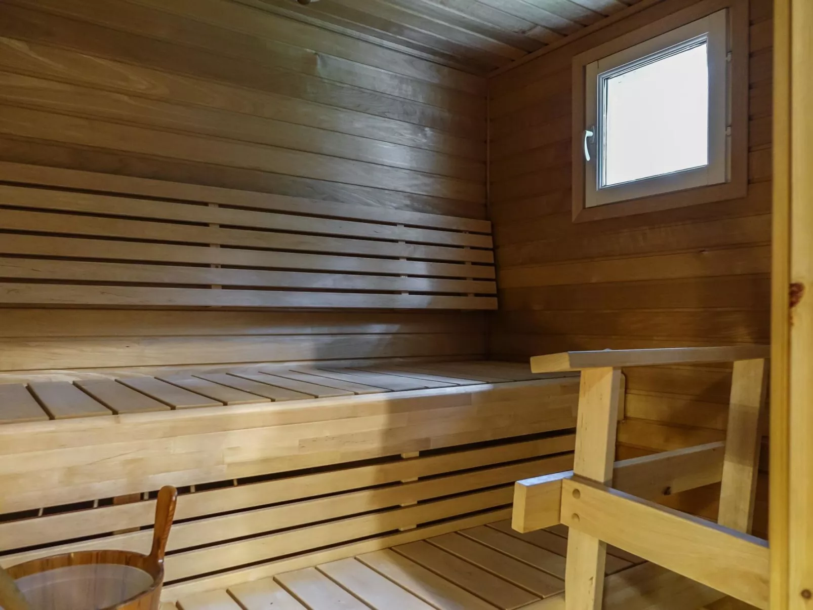 Aallotar kuiskaus-Inside