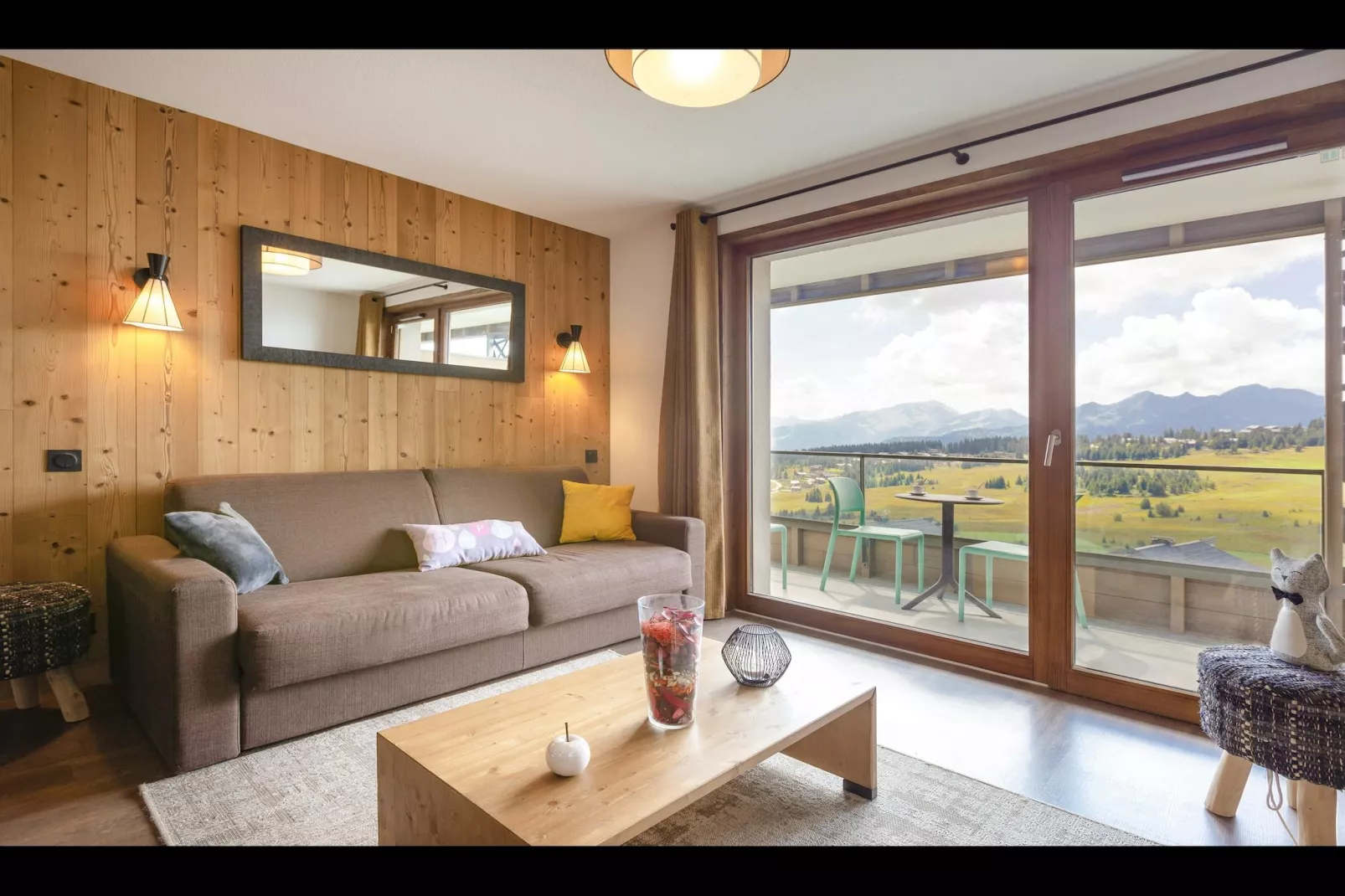 SAISIES-10PM-Living room