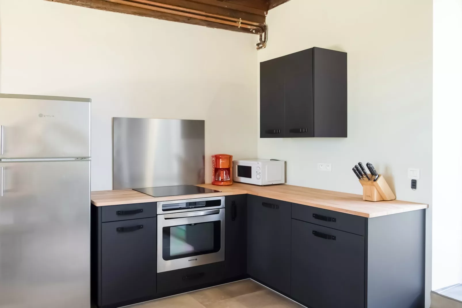Maison de charme avec piscine à Coubejours-Kitchen