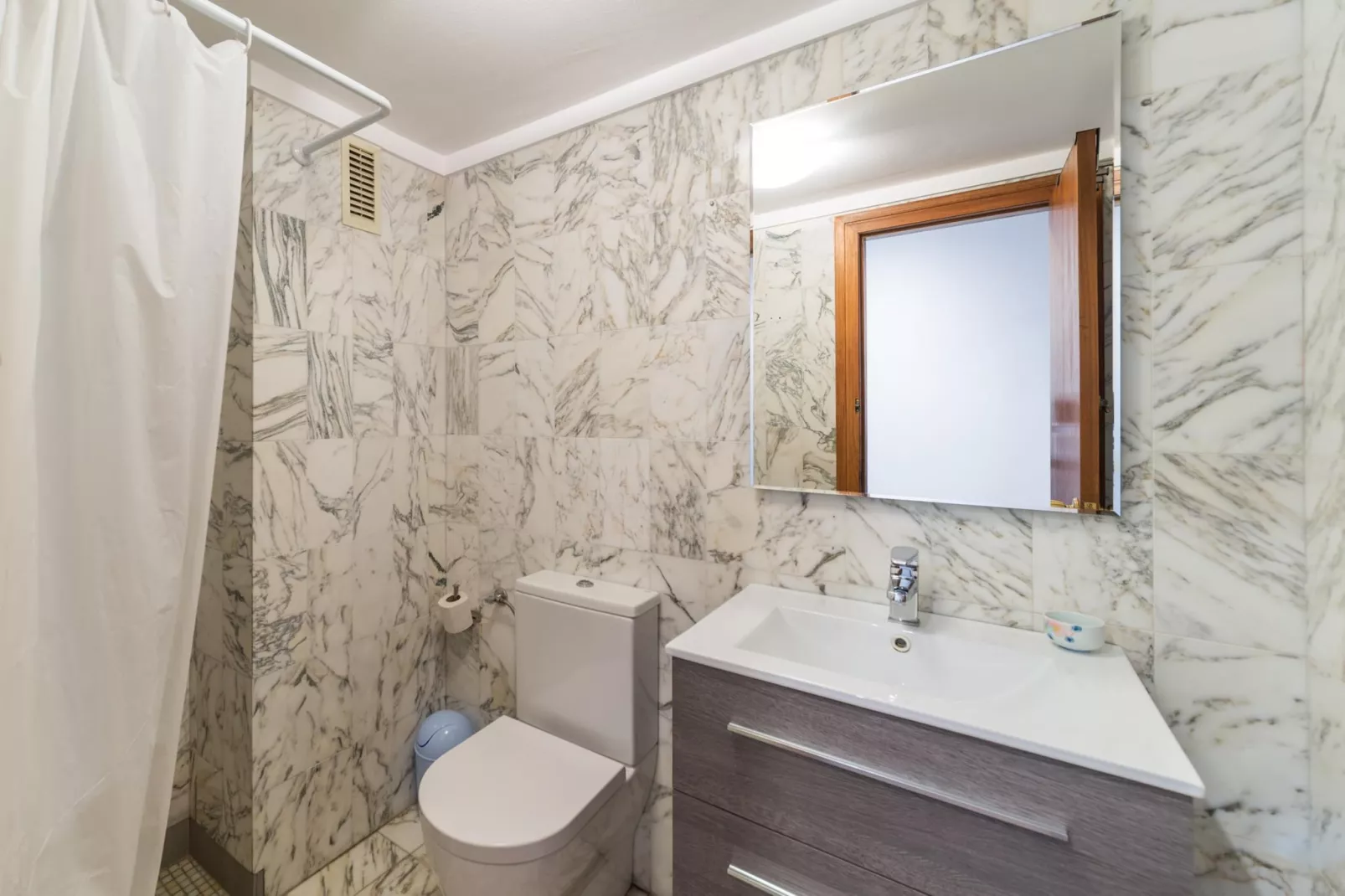 Gloria-Bathroom