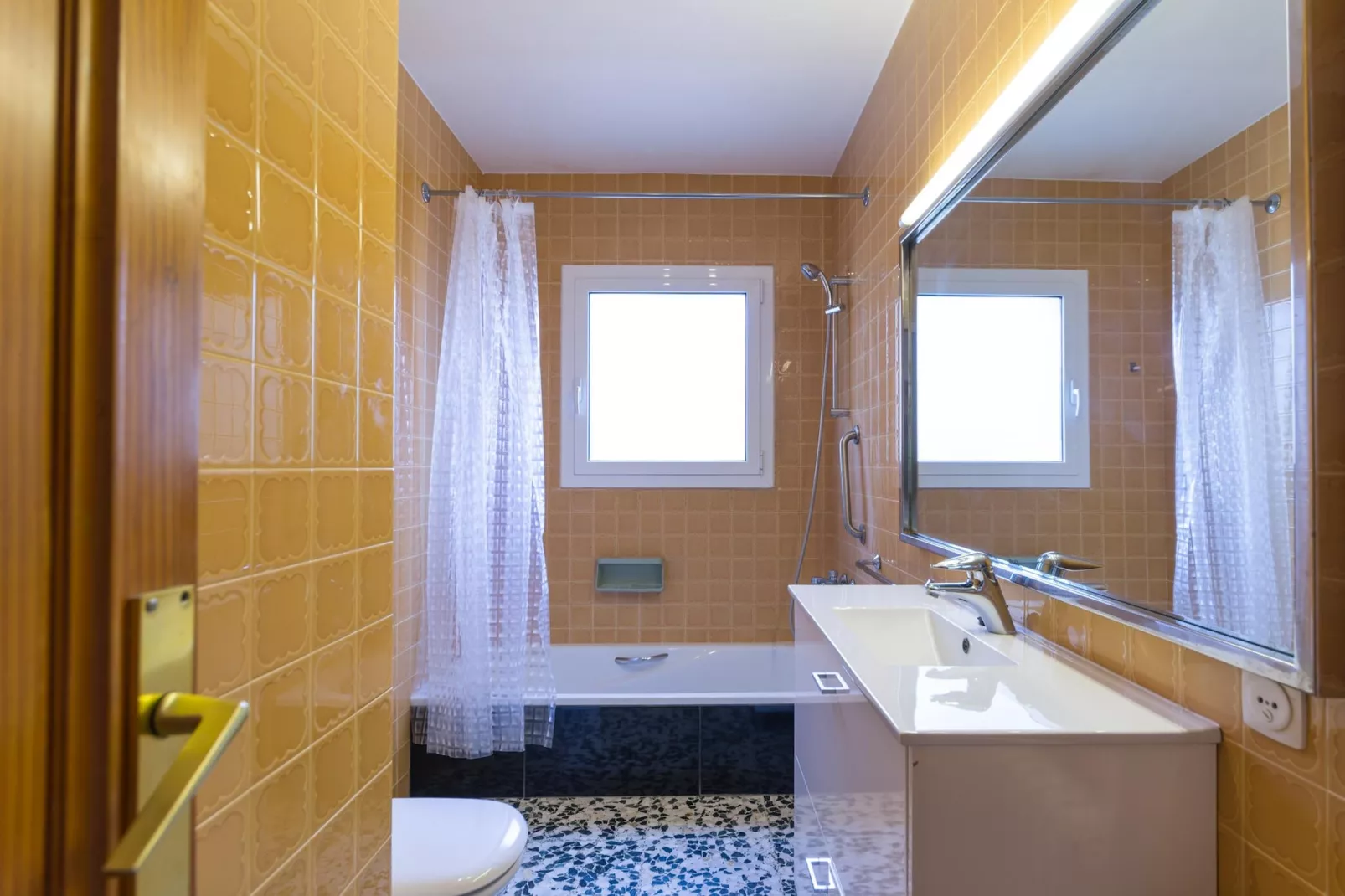 Nuria-Bathroom