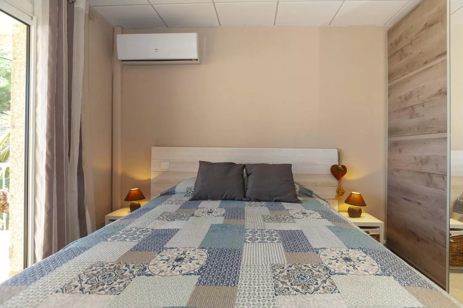 1233 VILA NEUS con piscina-Bedroom