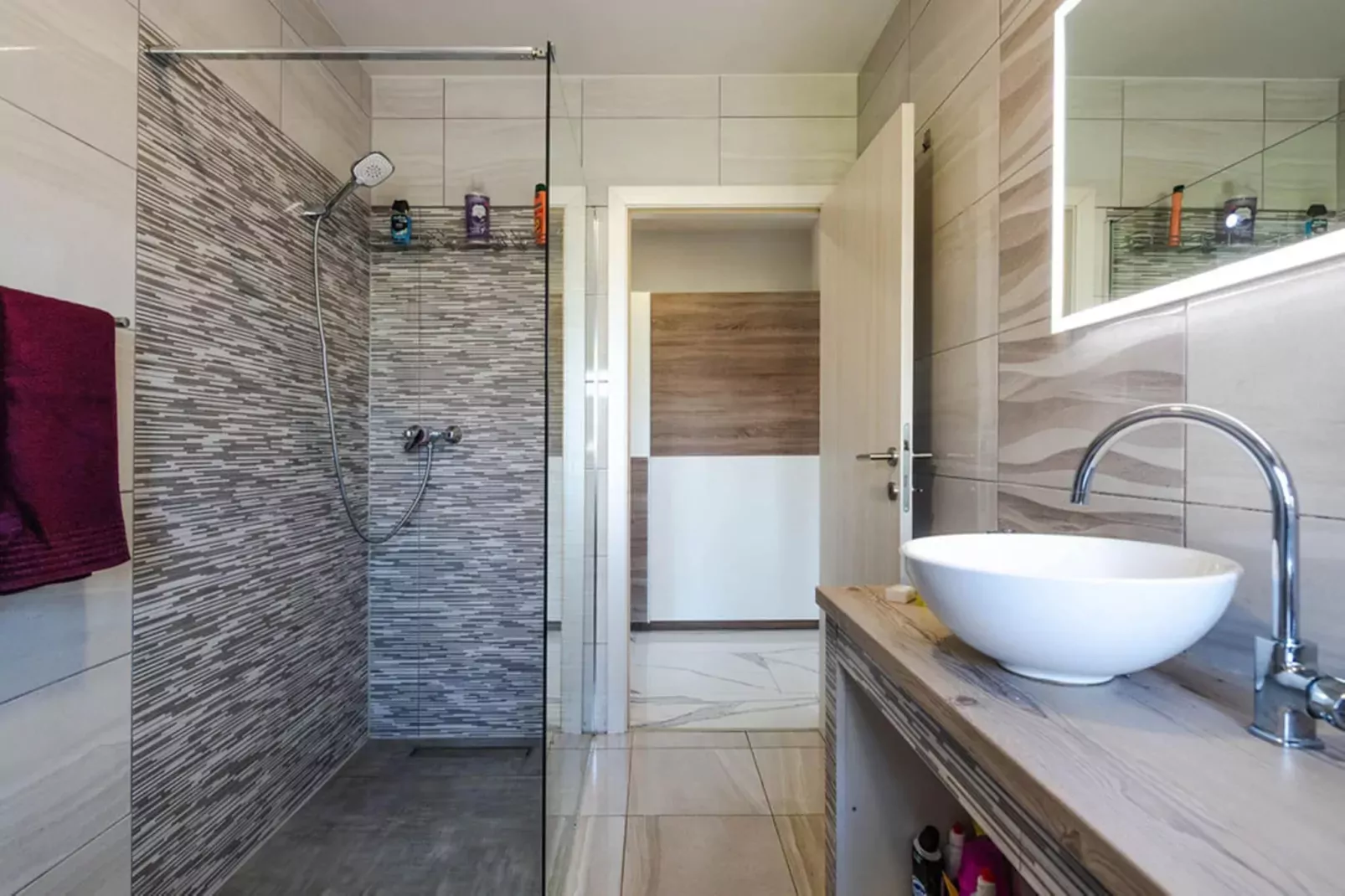 Villa Lily with Private Pool and a Lovely Garden-Badezimmer