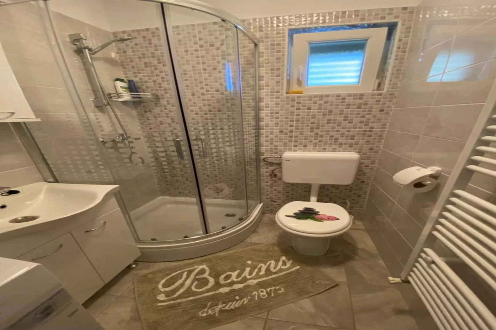 Apartment Ante-Bathroom