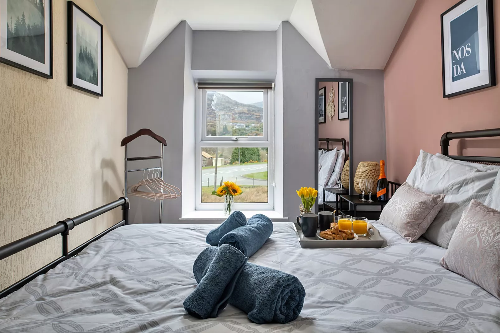 Maes Neuadd-Bedroom