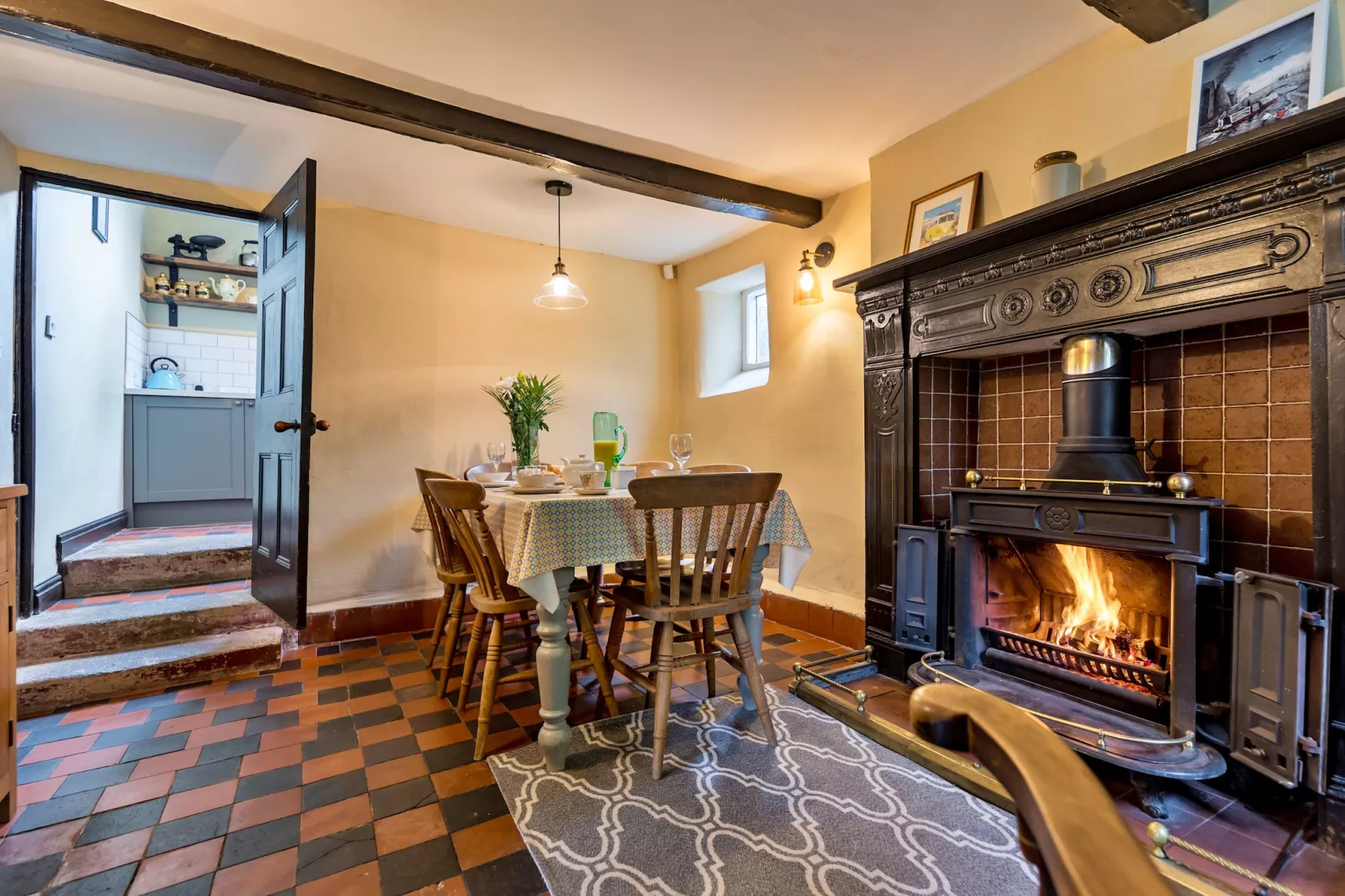 Spring Cottage-Dining room