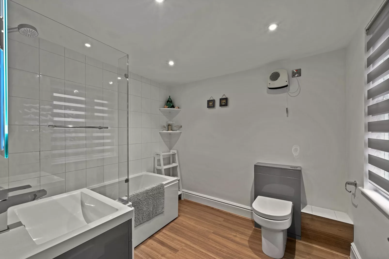 Porthole Cottage-Bathroom