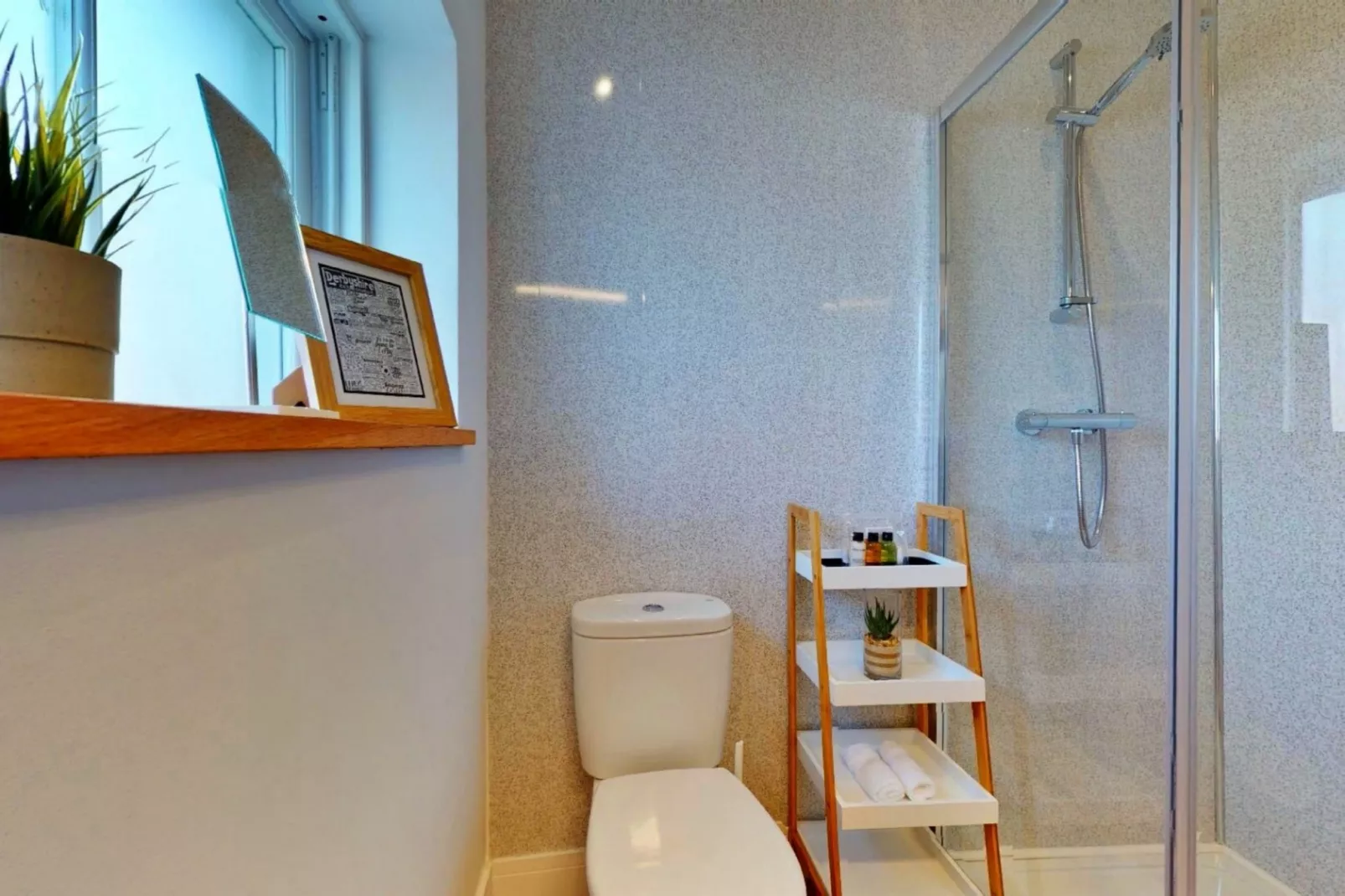 Peak Dale Apartment-Bathroom