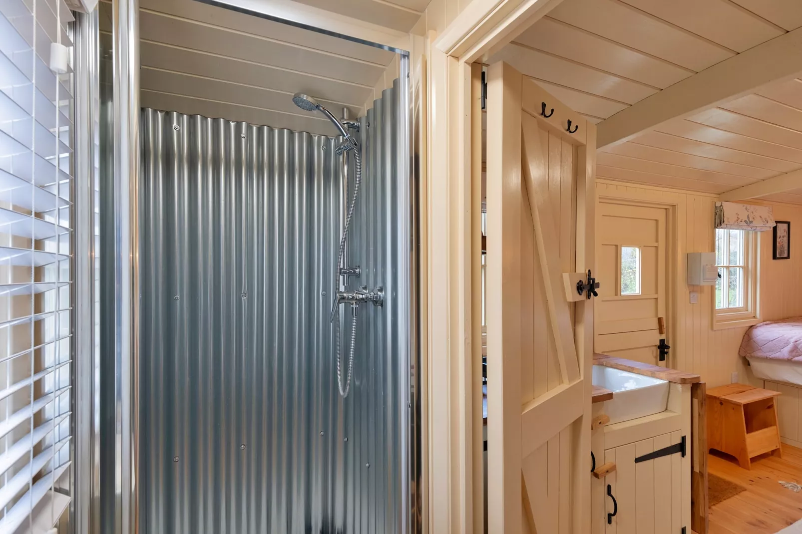 The Flower Hut-Bathroom
