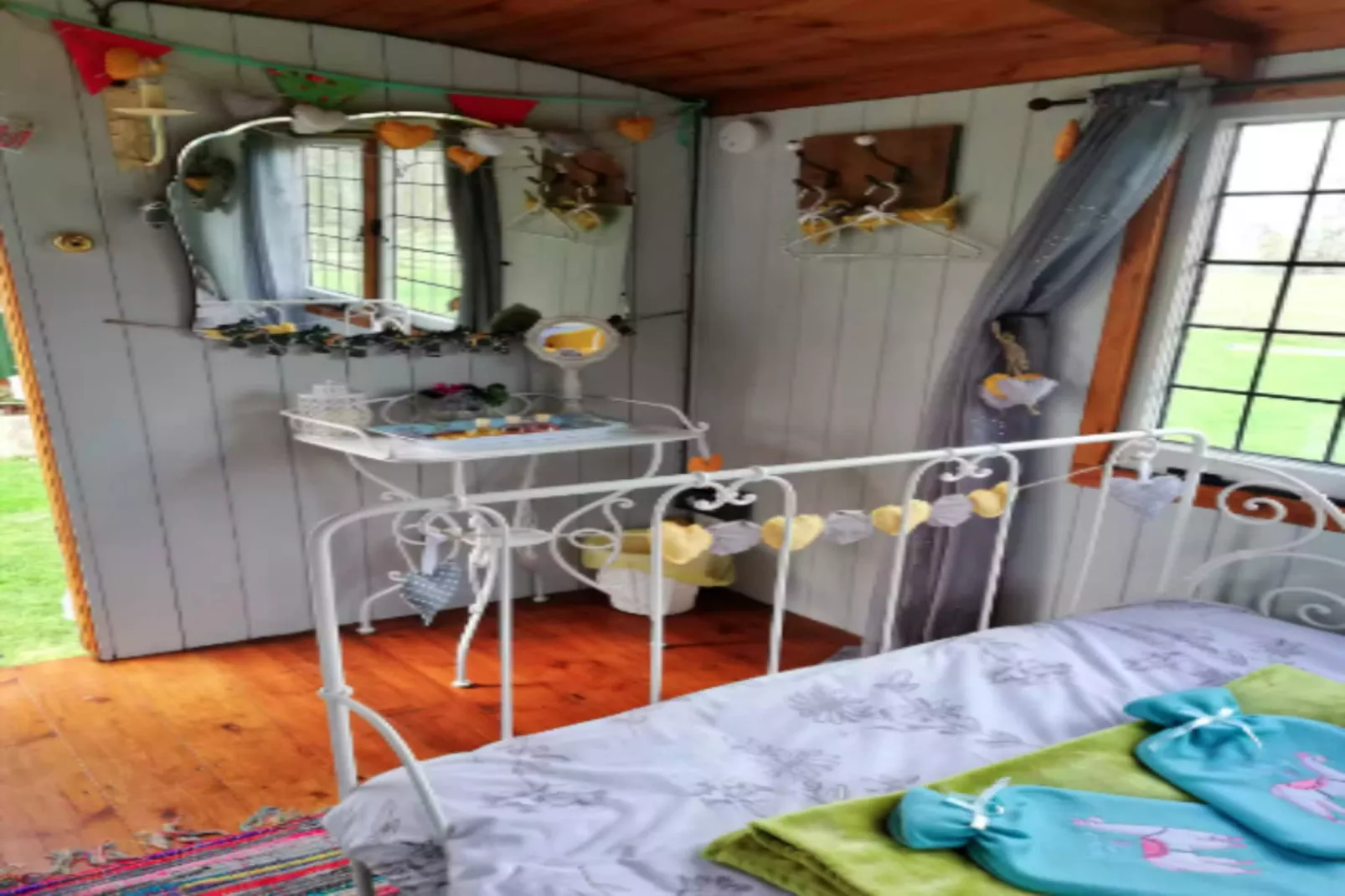 Shepherd's Hut at Hilltop Farm-Bedroom